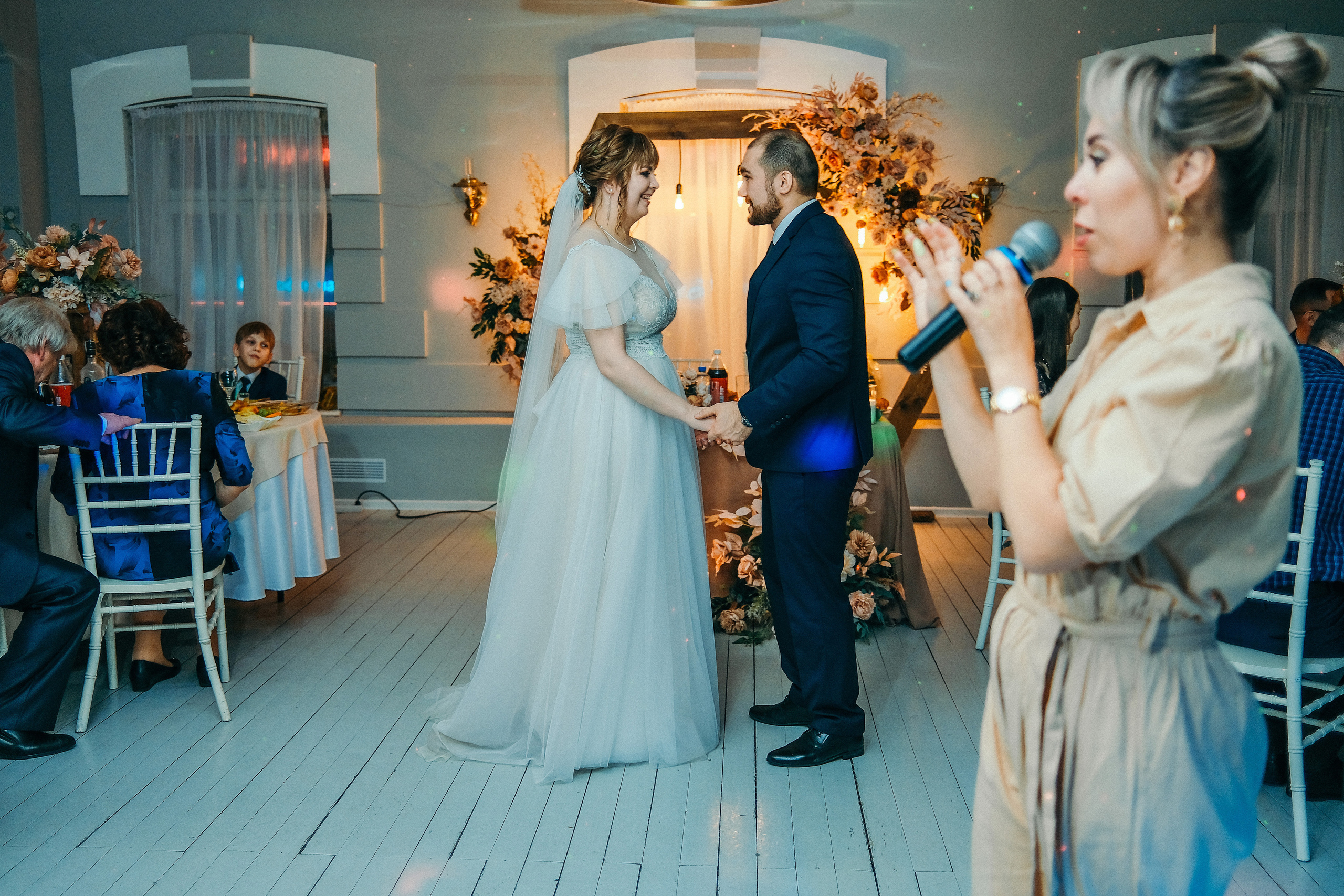 Свадебная фотосессия в банкетном зале Трескоед. Свадебный банкет. Оформление свадебного банкета. Молодая пара жених и невеста. Свадебные фотосессии. Wedding photosession