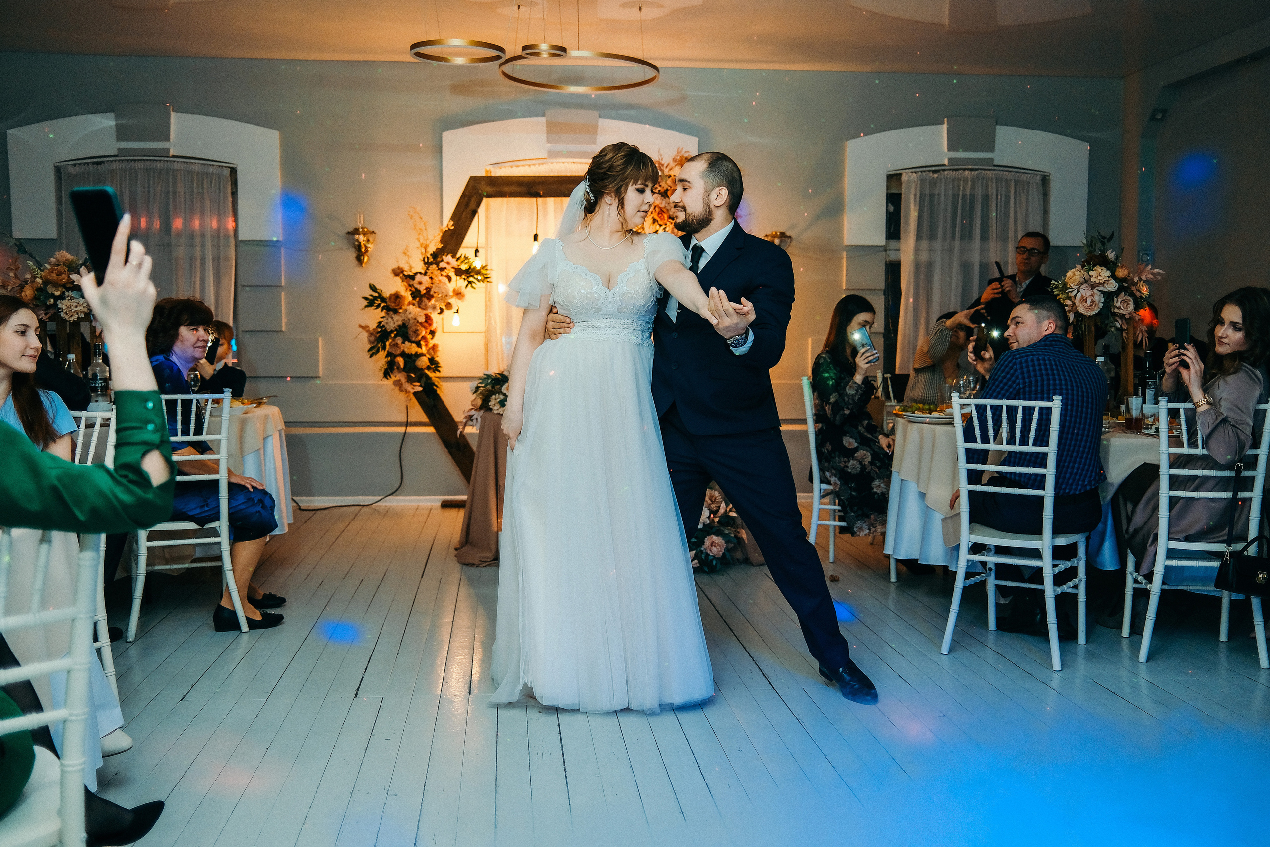 Свадебная фотосессия в банкетном зале Трескоед. Свадебный банкет. Оформление свадебного банкета. Молодая пара жених и невеста. Свадебные фотосессии. Wedding photosession