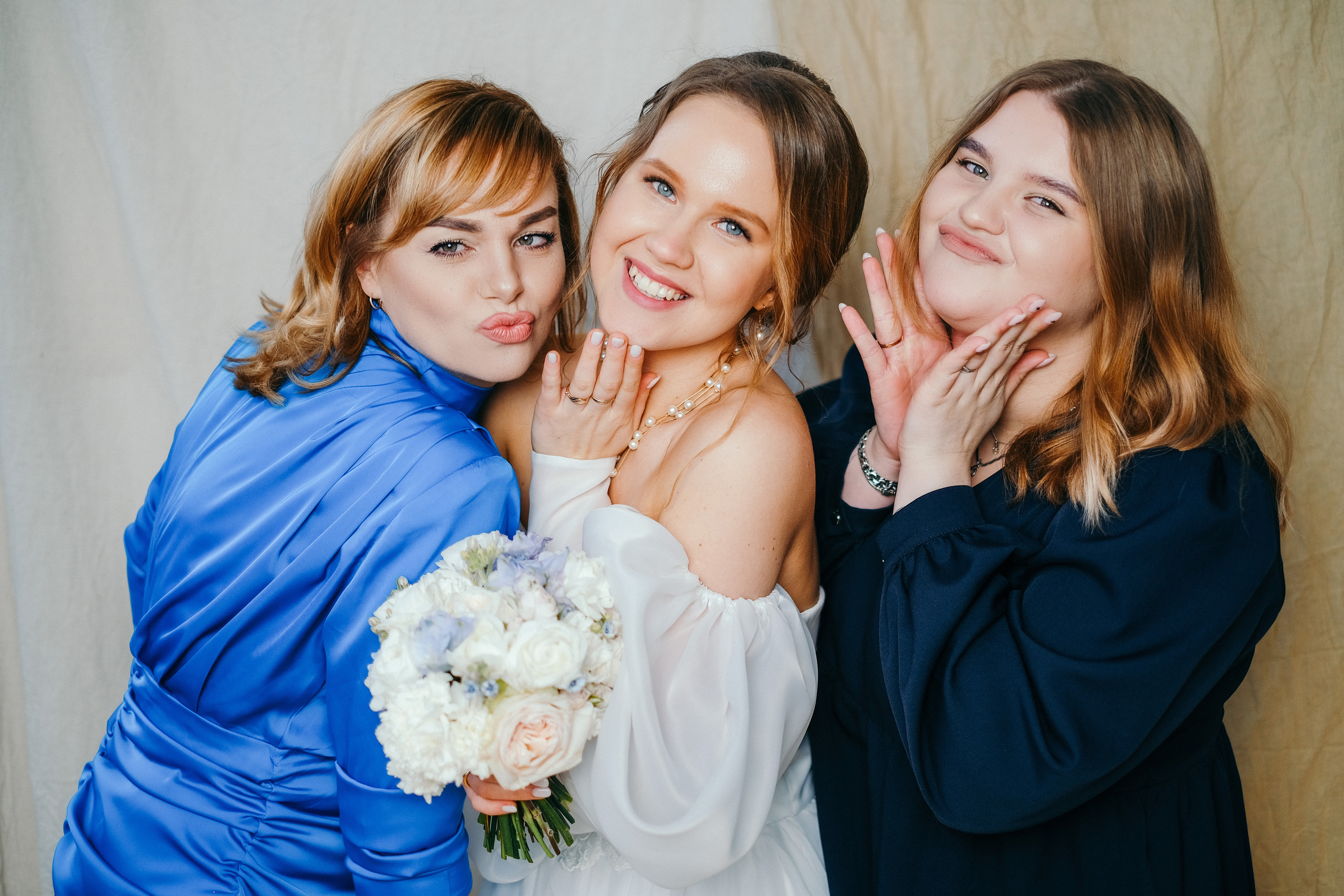 Свадебная фотосессия в фотостудии Location32. Идеи для групповых свадебных фотосессии. Молодожены Архангельска. Молодая пара жених и невеста. Свадебные фотосессии. Wedding photosession. Свадьба 2023. Подружки невесты