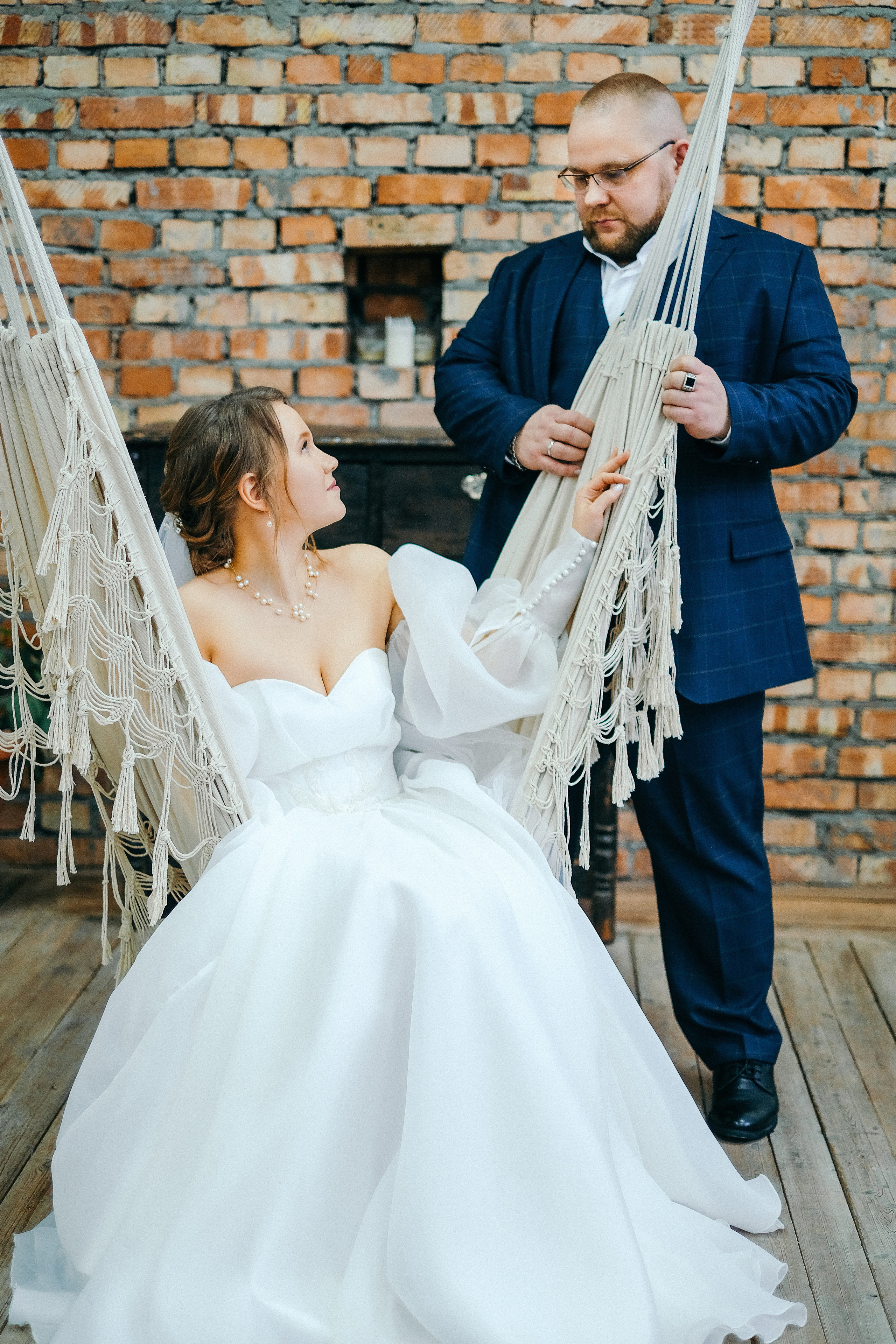 Свадебная фотосессия в фотостудии Location32. Идеи для  свадебных фотосессии. Молодожены Архангельска. Молодая пара жених и невеста. Свадебные фотосессии. Wedding photosession. Свадьба 2023