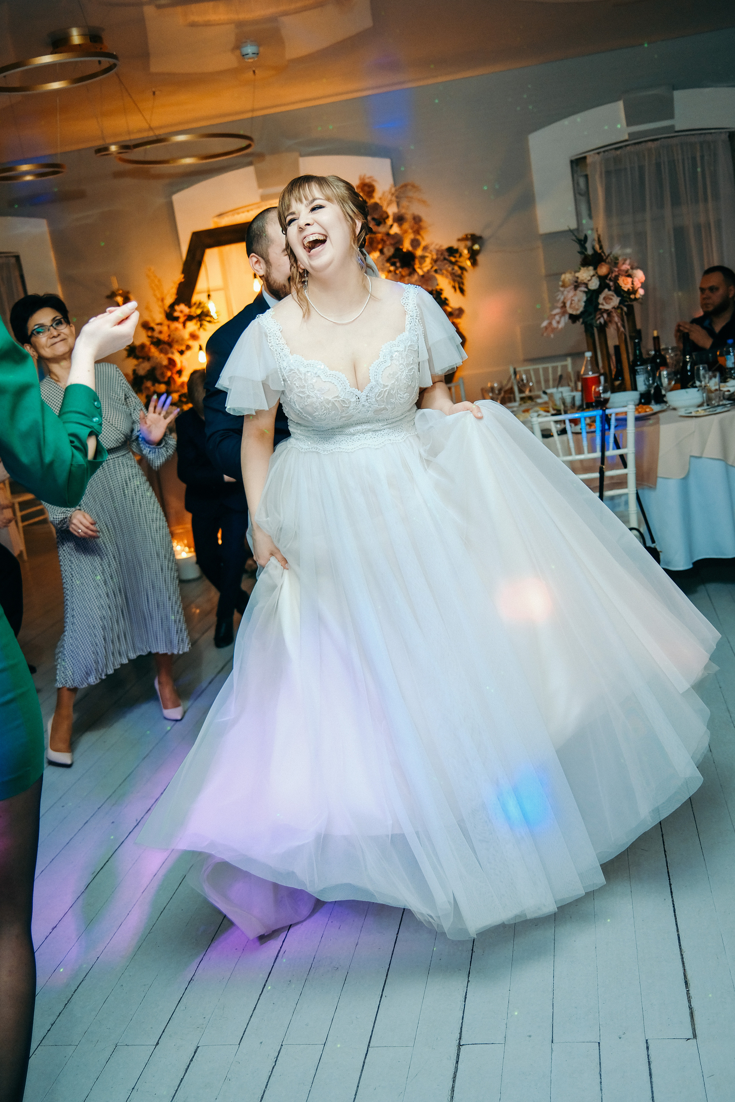 Свадебная фотосессия в банкетном зале Трескоед. Свадебный банкет. Оформление свадебного банкета. Молодая пара жених и невеста. Свадебные фотосессии. Wedding photosession