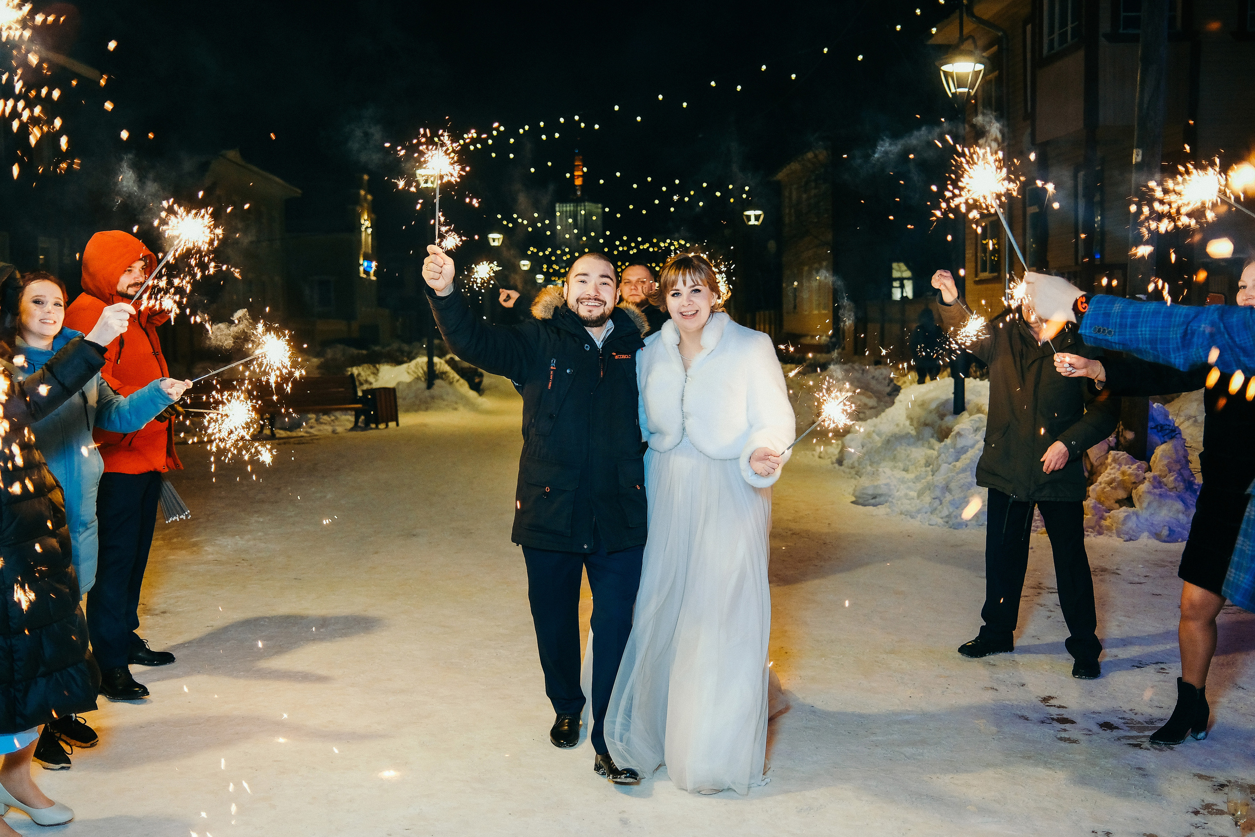 Свадебная фотосессия в банкетном зале Трескоед. Свадебный банкет. Оформление свадебного банкета. Молодая пара жених и невеста. Свадебные фотосессии. Wedding photosession. Бенгальские огни