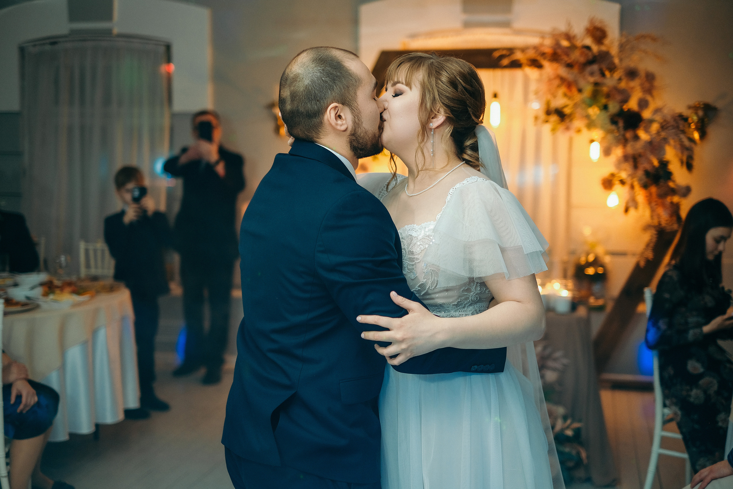 Свадебная фотосессия в банкетном зале Трескоед. Свадебный банкет. Оформление свадебного банкета. Молодая пара жених и невеста. Свадебные фотосессии. Wedding photosession