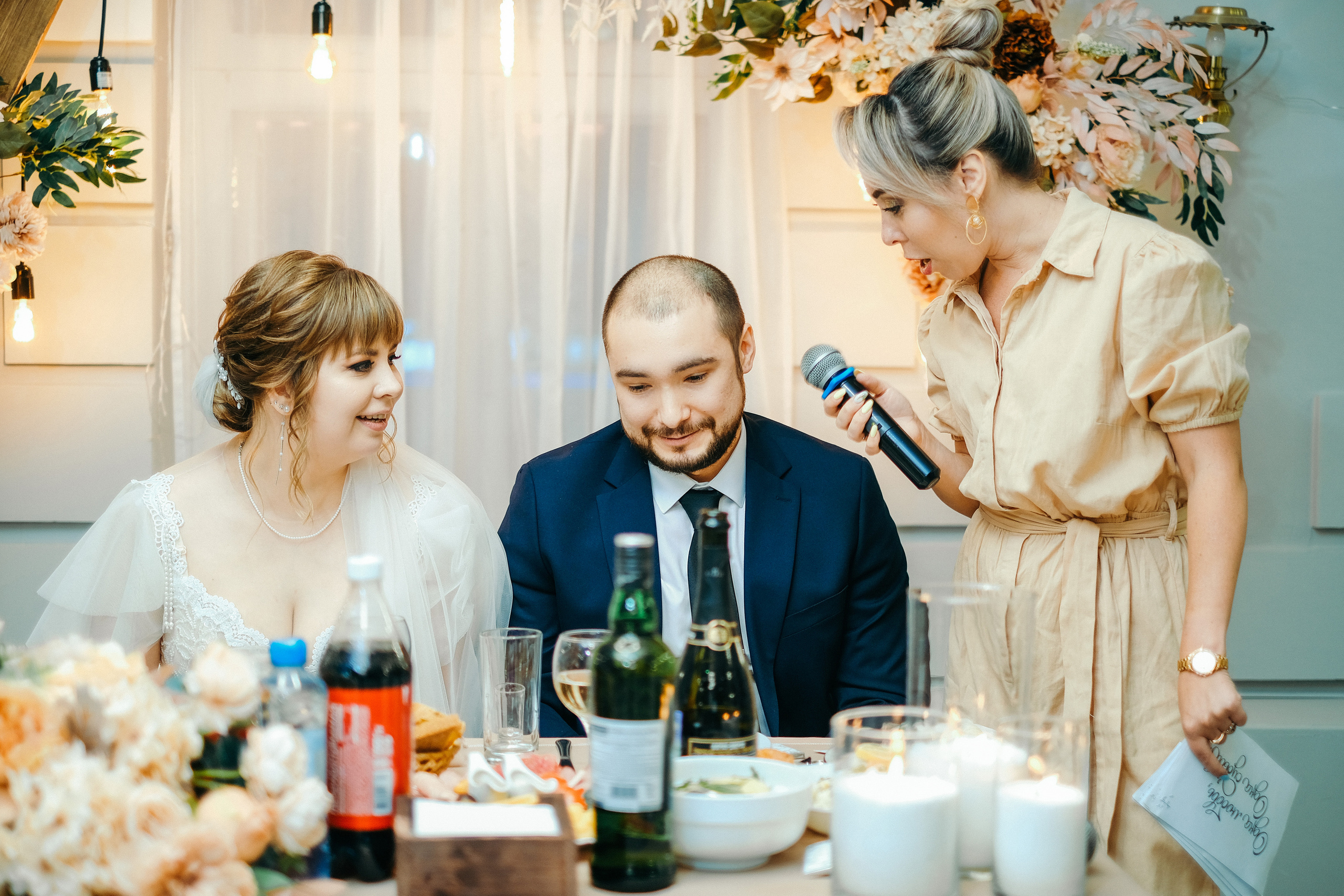 Свадебная фотосессия в банкетном зале Трескоед. Свадебный банкет. Оформление свадебного банкета. Молодая пара жених и невеста. Свадебные фотосессии. Wedding photosession