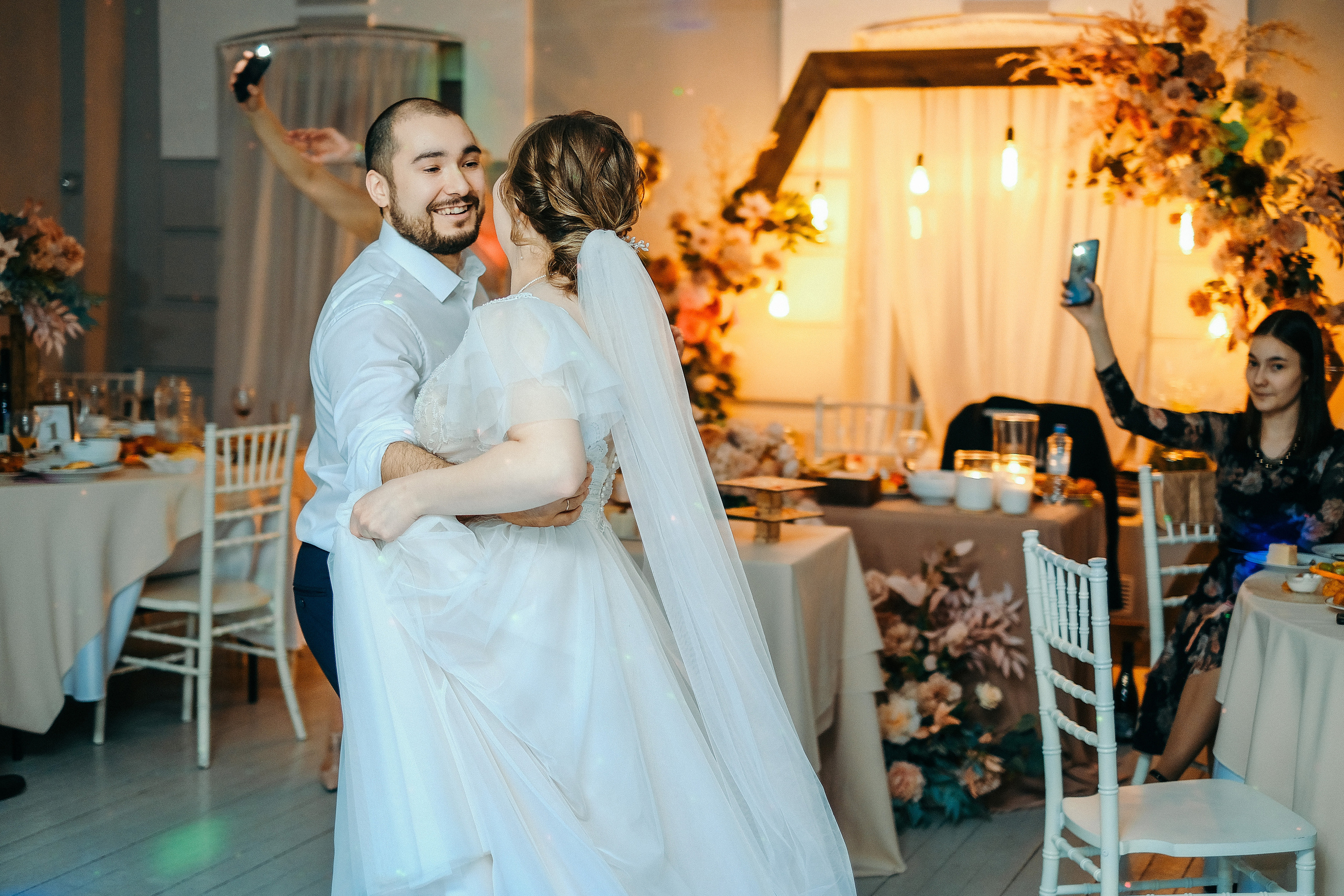 Свадебная фотосессия в банкетном зале Трескоед. Свадебный банкет. Оформление свадебного банкета. Молодая пара жених и невеста. Свадебные фотосессии. Wedding photosession