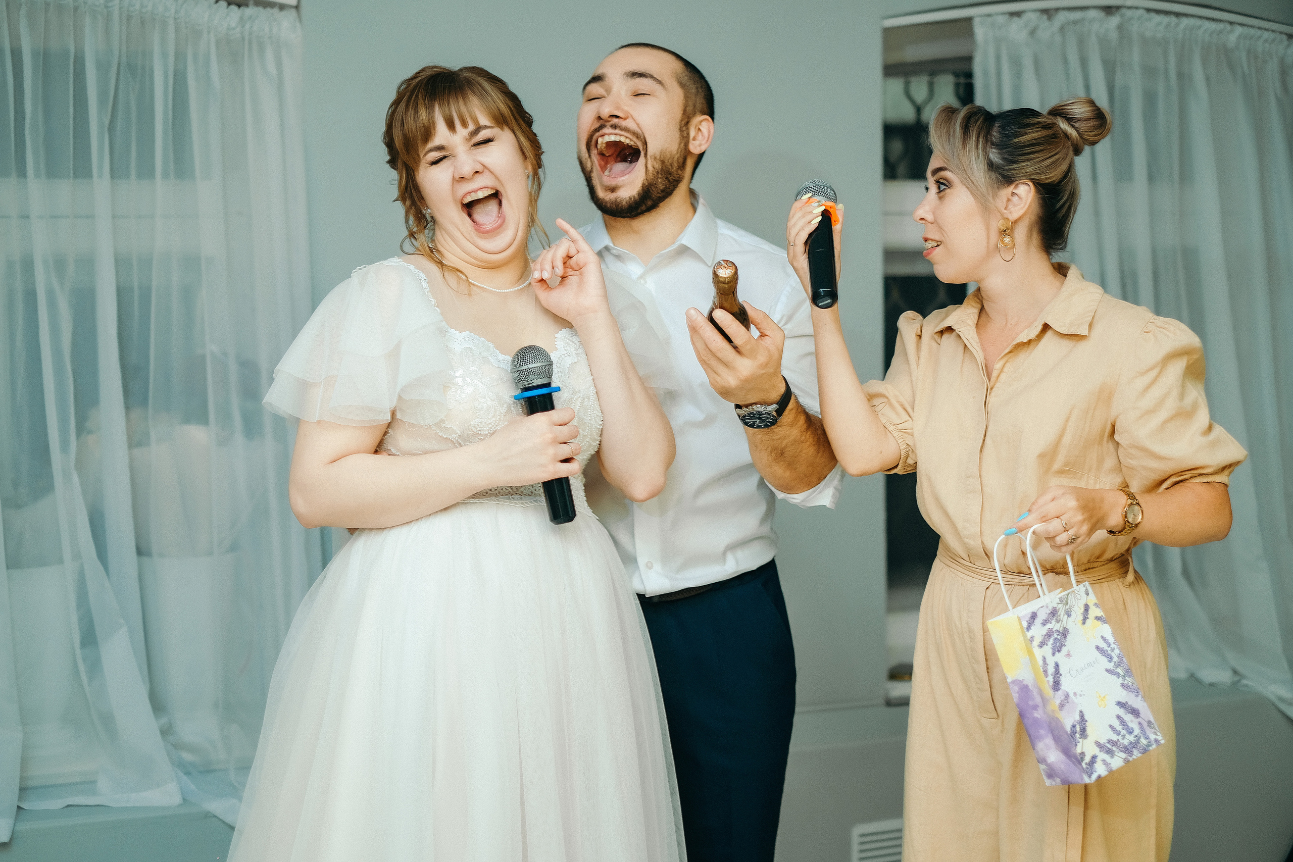 Свадебная фотосессия в банкетном зале Трескоед. Свадебный банкет. Оформление свадебного банкета. Молодая пара жених и невеста. Свадебные фотосессии. Wedding photosession