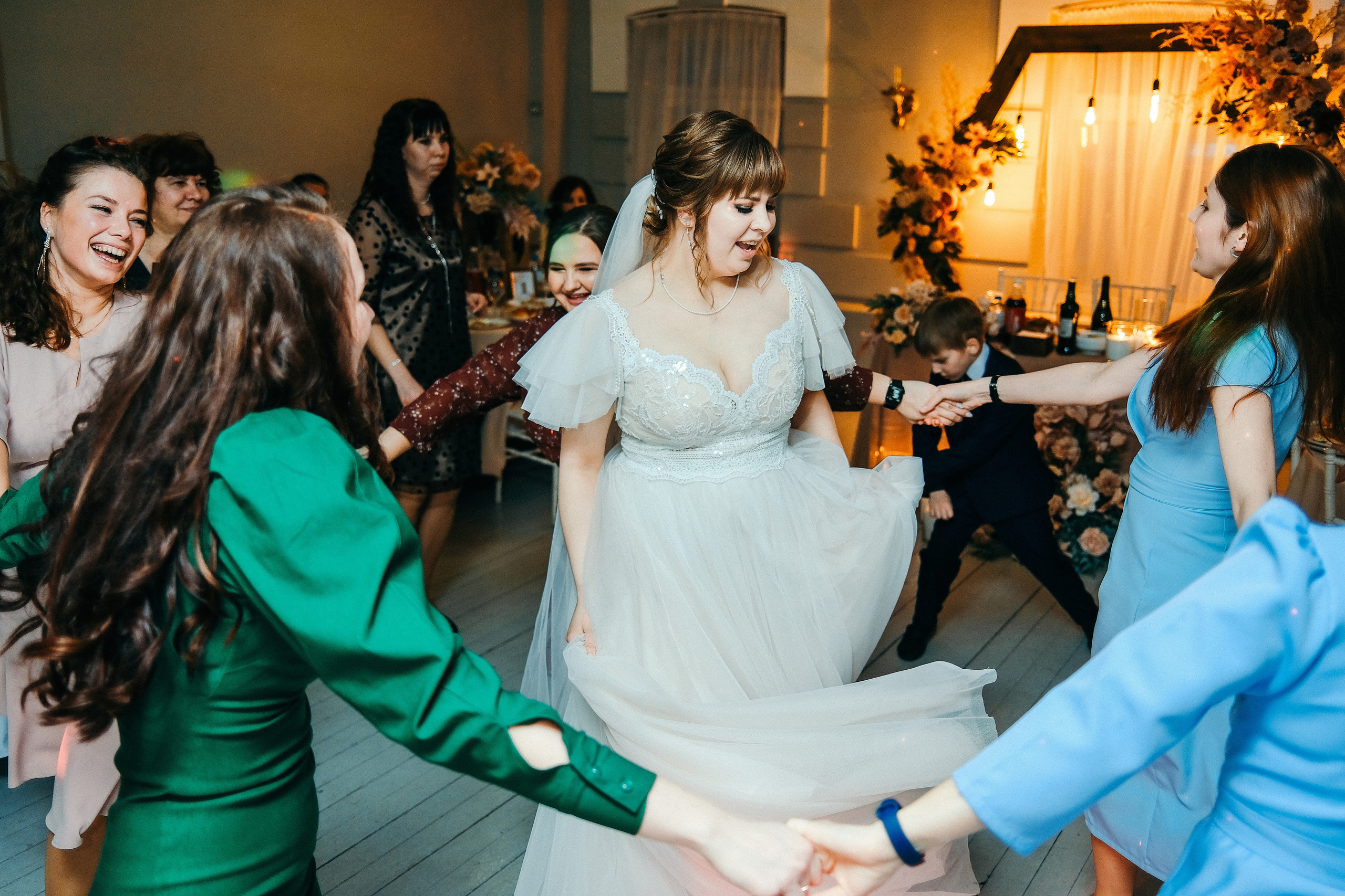 Свадебная фотосессия в банкетном зале Трескоед. Свадебный банкет. Оформление свадебного банкета. Молодая пара жених и невеста. Свадебные фотосессии. Wedding photosession