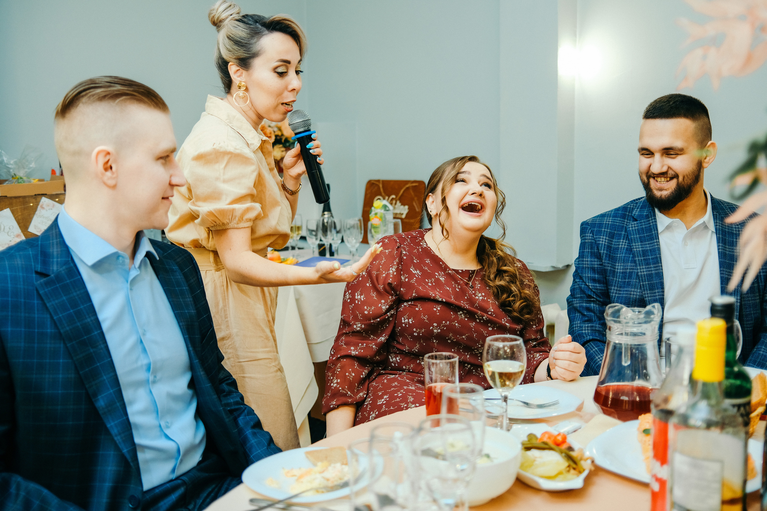 Свадебная фотосессия в банкетном зале Трескоед. Свадебный банкет. Оформление свадебного банкета. Молодая пара жених и невеста. Свадебные фотосессии. Wedding photosession