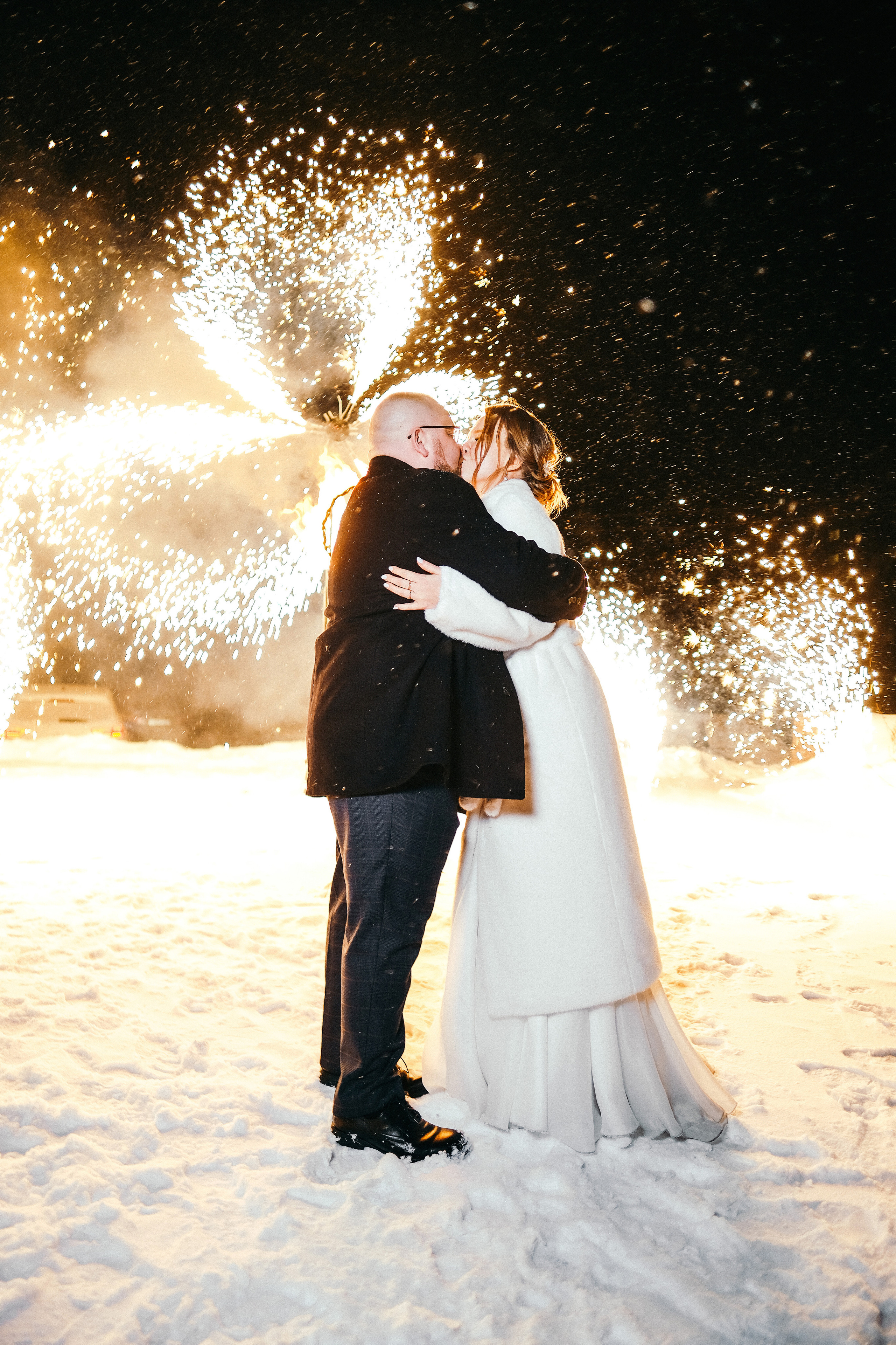 Свадебная фотосессия в Архангельске. Свадебный банкет в ресторане Беломорский. Молодожены Архангельска. Молодая пара жених и невеста. Свадебные фотосессии. Wedding photosession. Свадьба 2023. Свадебный феерверк