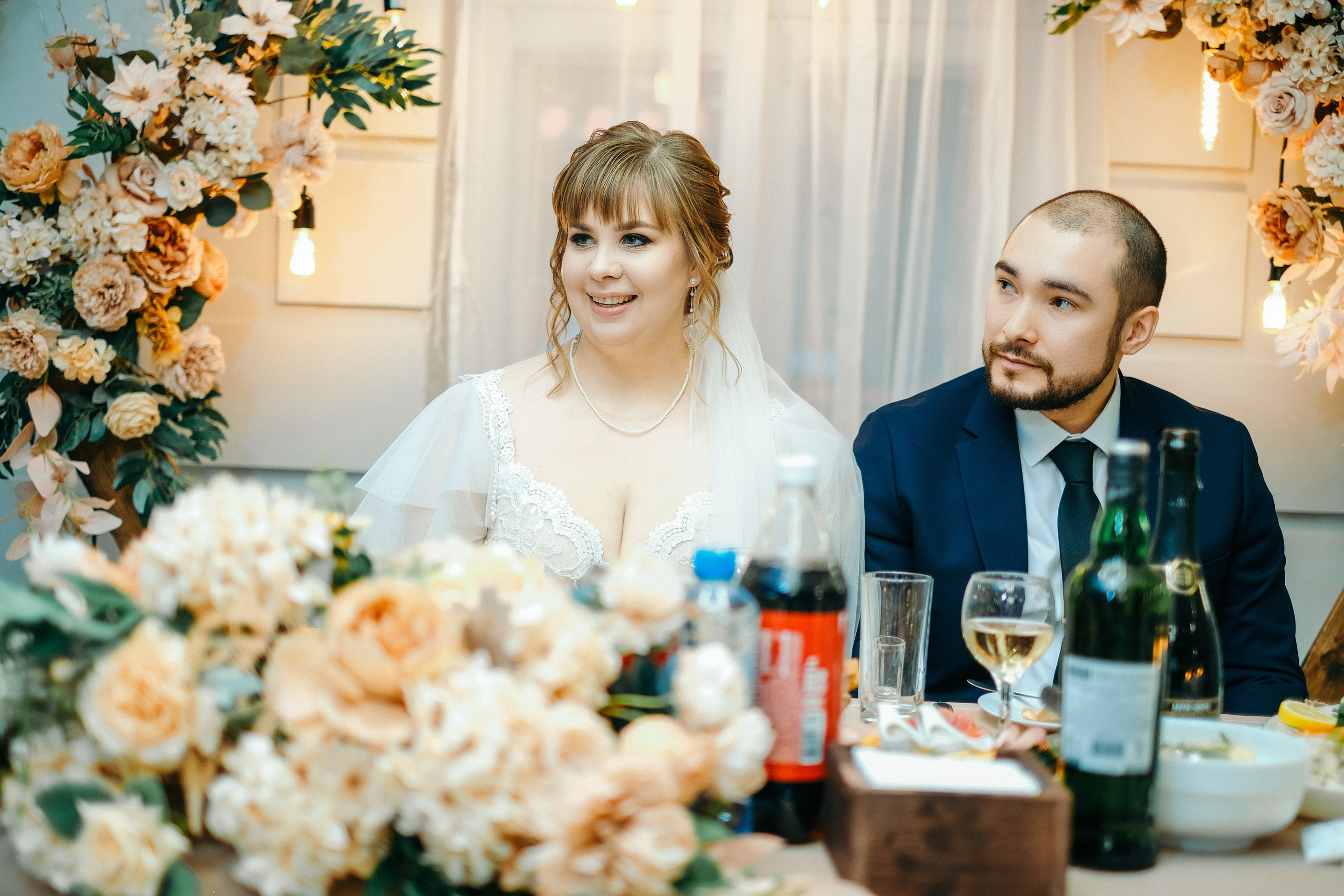 Свадебная фотосессия в банкетном зале Трескоед. Свадебный банкет. Оформление свадебного банкета. Молодая пара жених и невеста. Свадебные фотосессии. Wedding photosession