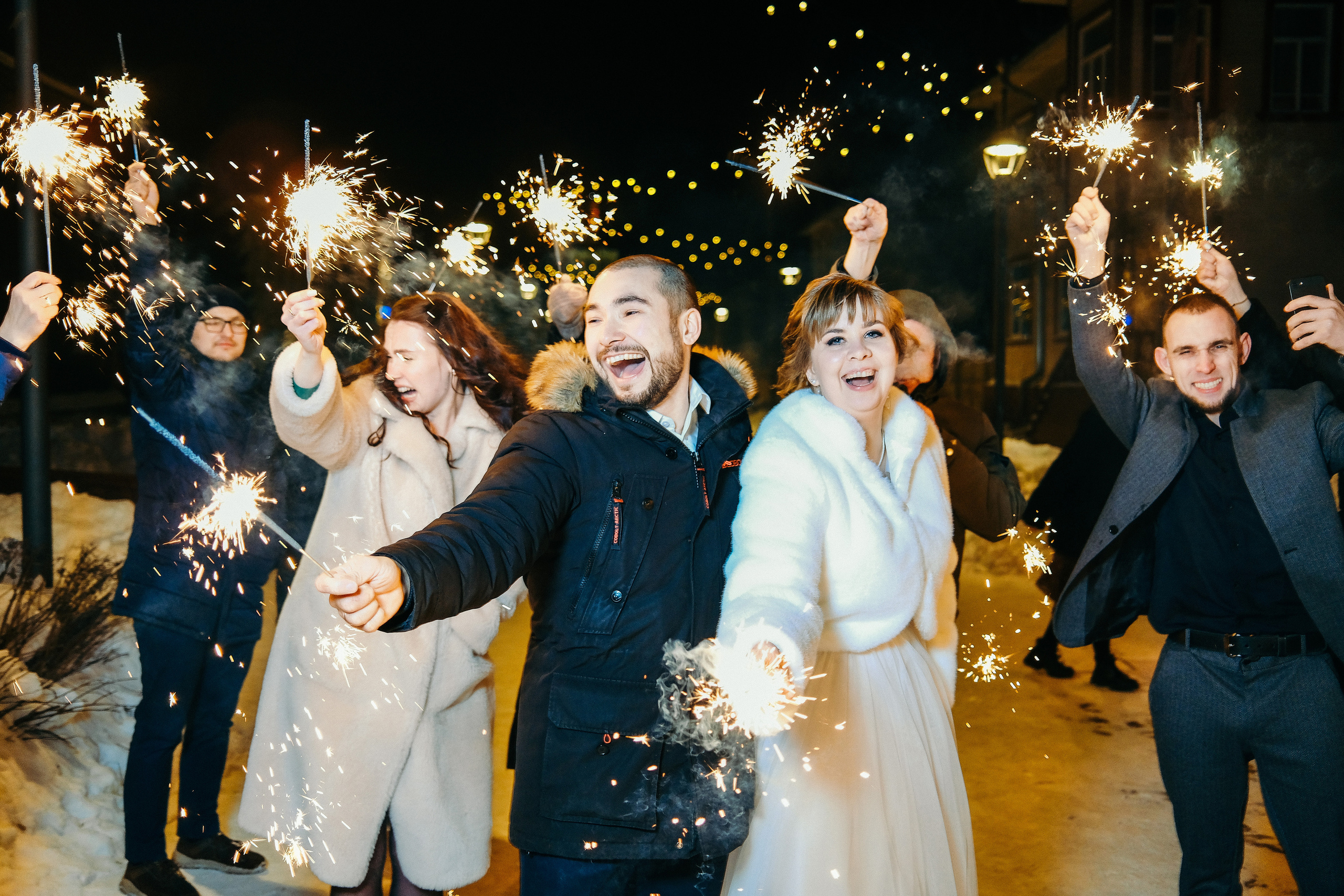 Свадебная фотосессия в банкетном зале Трескоед. Свадебный банкет. Оформление свадебного банкета. Молодая пара жених и невеста. Свадебные фотосессии. Wedding photosession. бенгальские огни