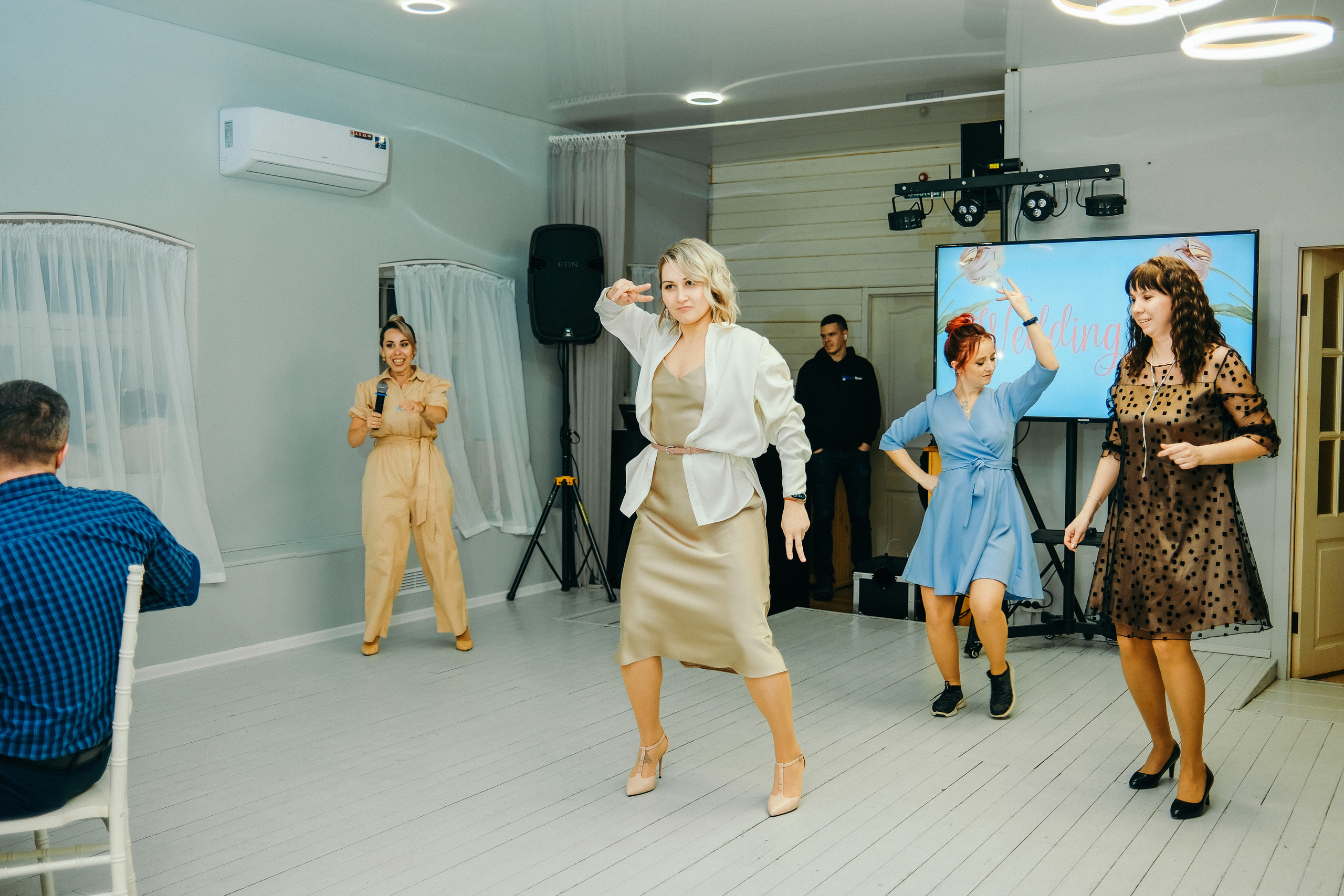 Свадебная фотосессия в банкетном зале Трескоед. Свадебный банкет. Оформление свадебного банкета. Молодая пара жених и невеста. Свадебные фотосессии. Wedding photosession