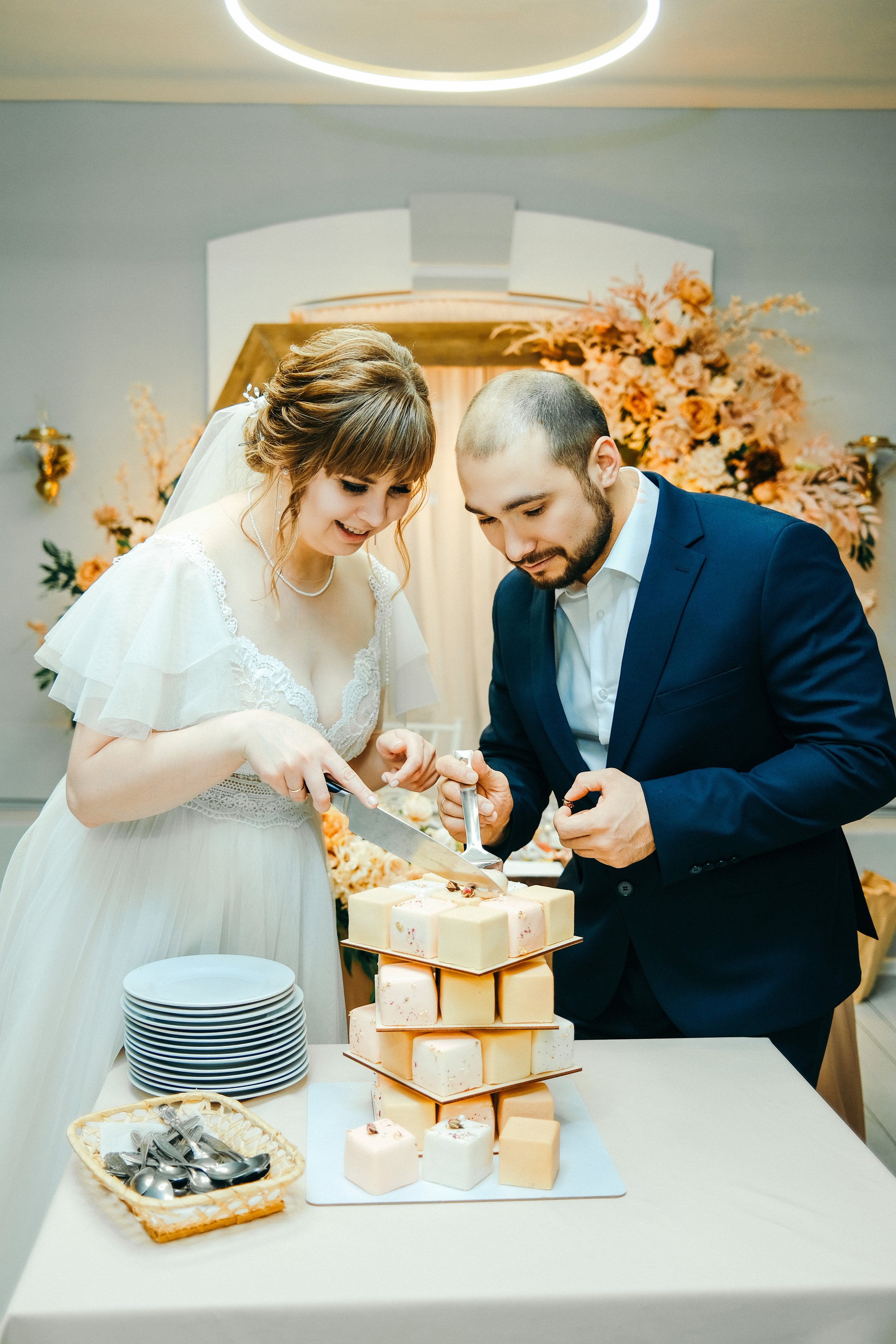 Свадебная фотосессия в банкетном зале Трескоед. Свадебный банкет. Оформление свадебного банкета. Молодая пара жених и невеста. Свадебные фотосессии. Wedding photosession. Свадебный торт. 