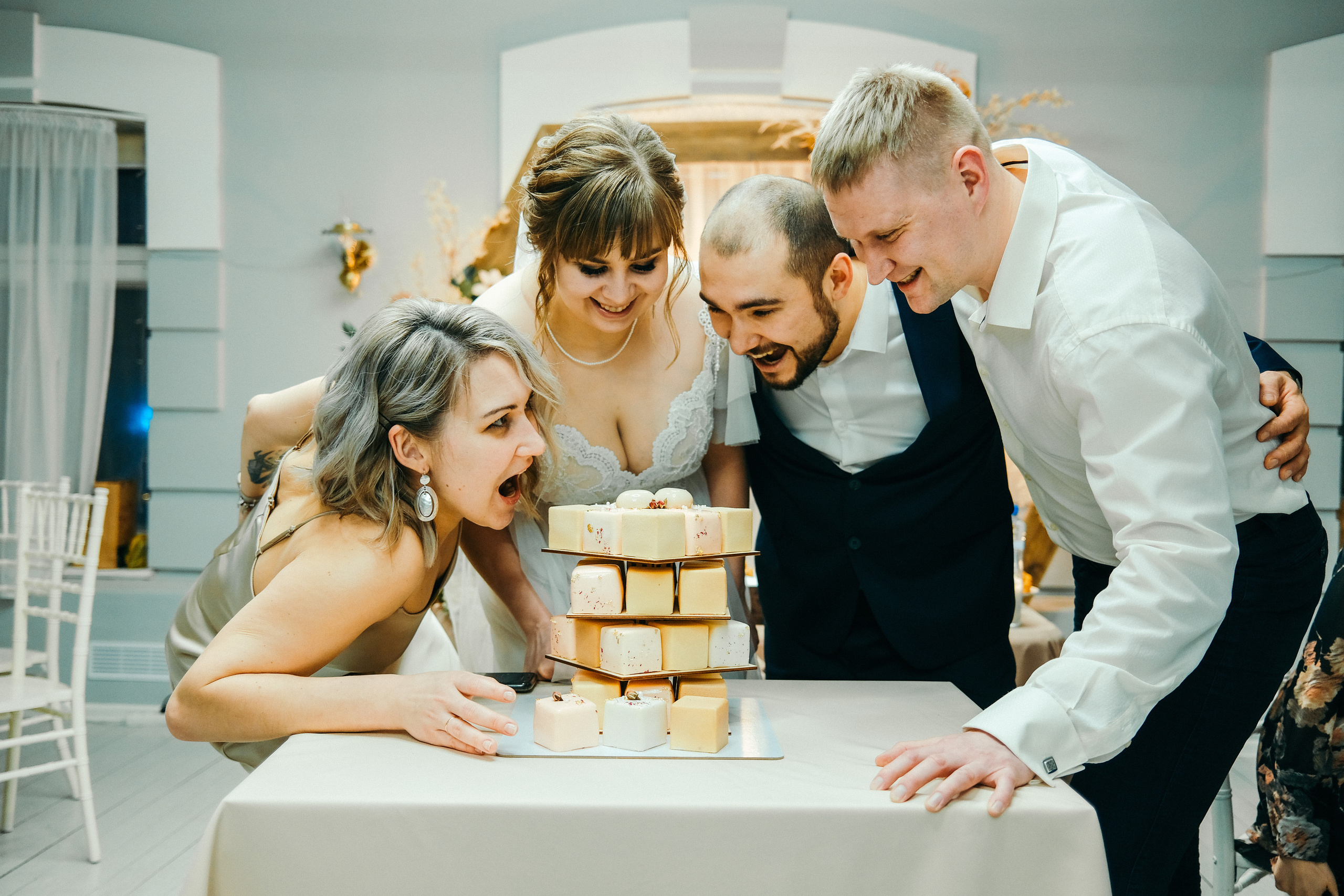 Свадебная фотосессия в банкетном зале Трескоед. Свадебный банкет. Оформление свадебного банкета. Молодая пара жених и невеста. Свадебные фотосессии. Wedding photosession