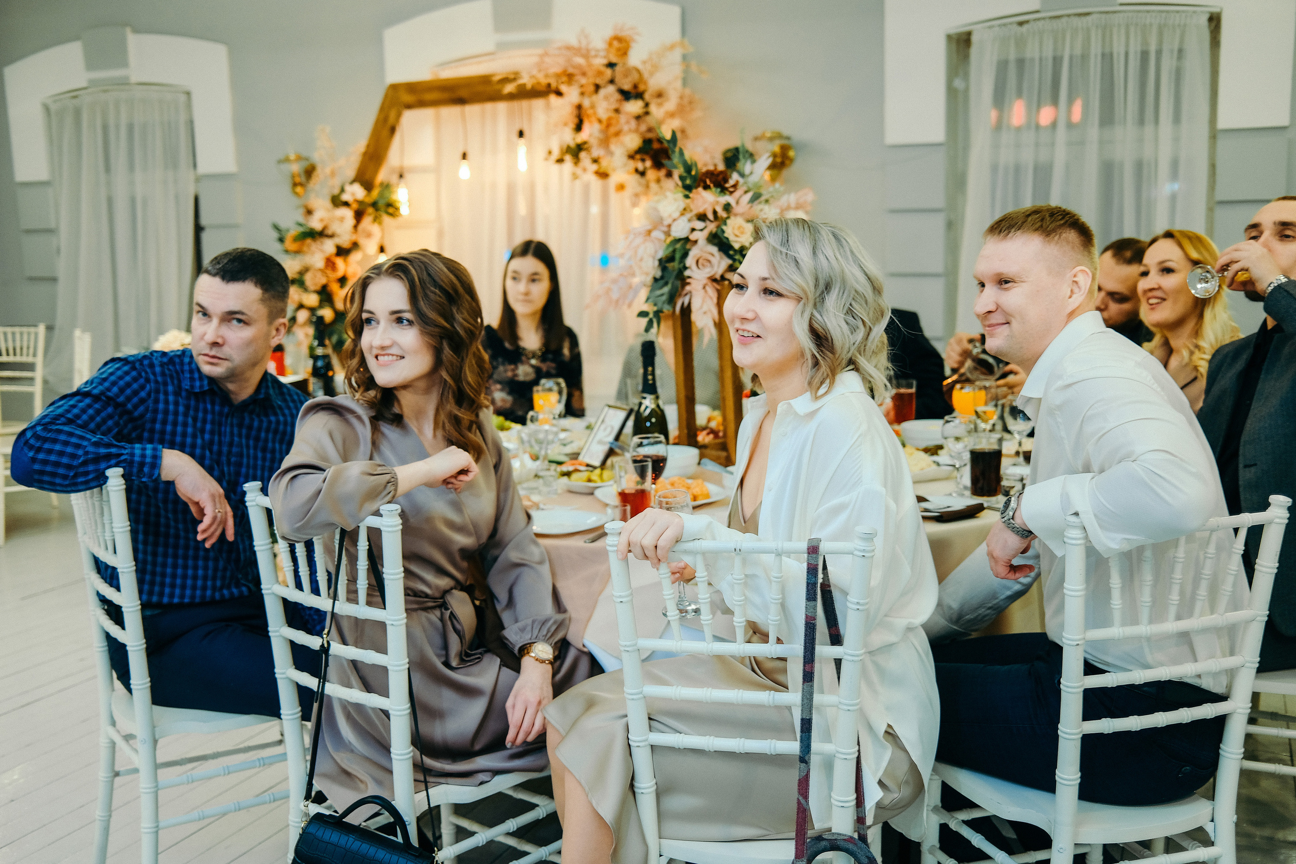 Свадебная фотосессия в банкетном зале Трескоед. Свадебный банкет. Оформление свадебного банкета. Молодая пара жених и невеста. Свадебные фотосессии. Wedding photosession