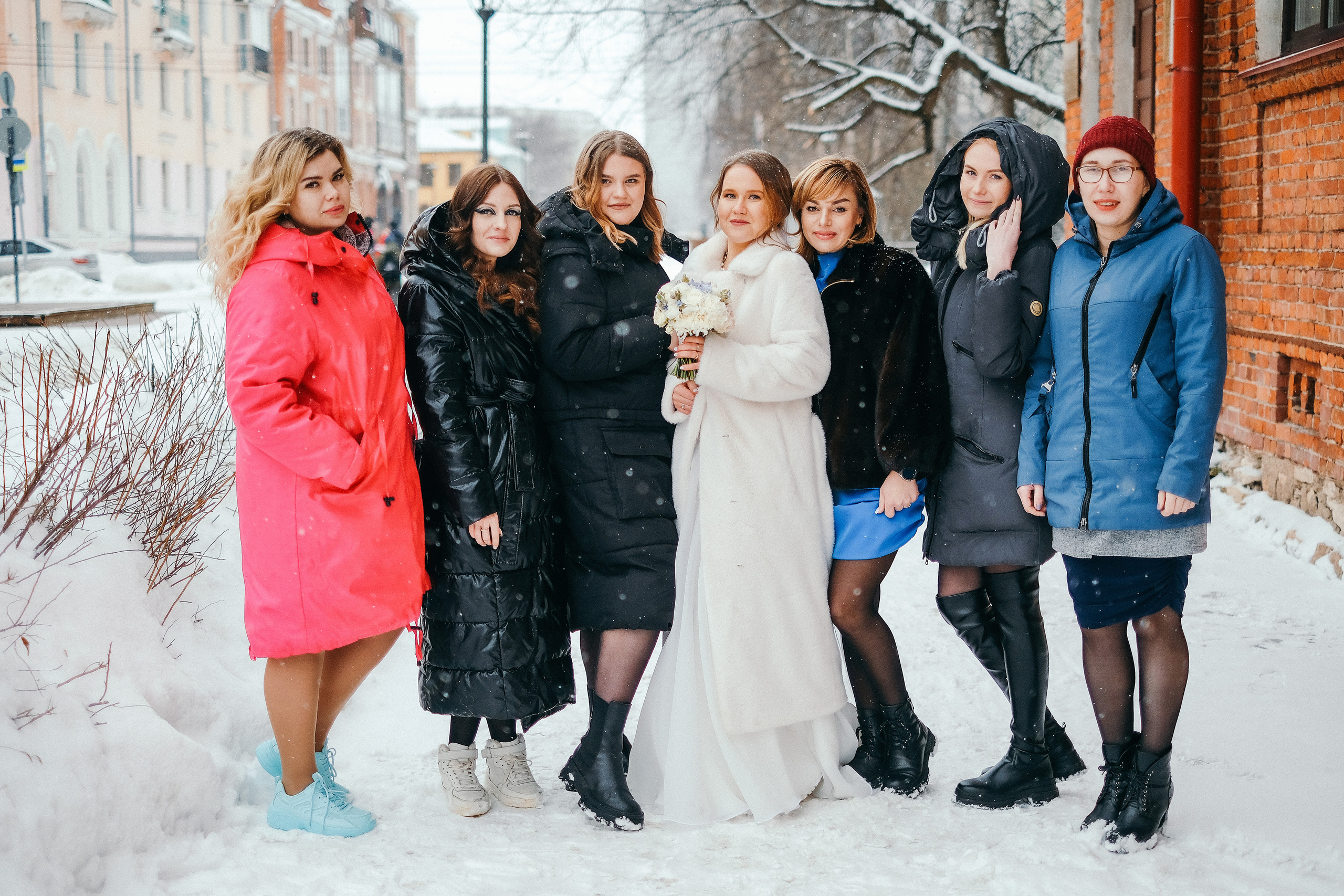 Свадебная фотосессия на проспекте Чумбарого-Лучминского. Идеи для групповых свадебных фотосессии. Молодожены Архангельска. Молодая пара жених и невеста. Свадебные фотосессии. Wedding photosession. Свадьба 2023