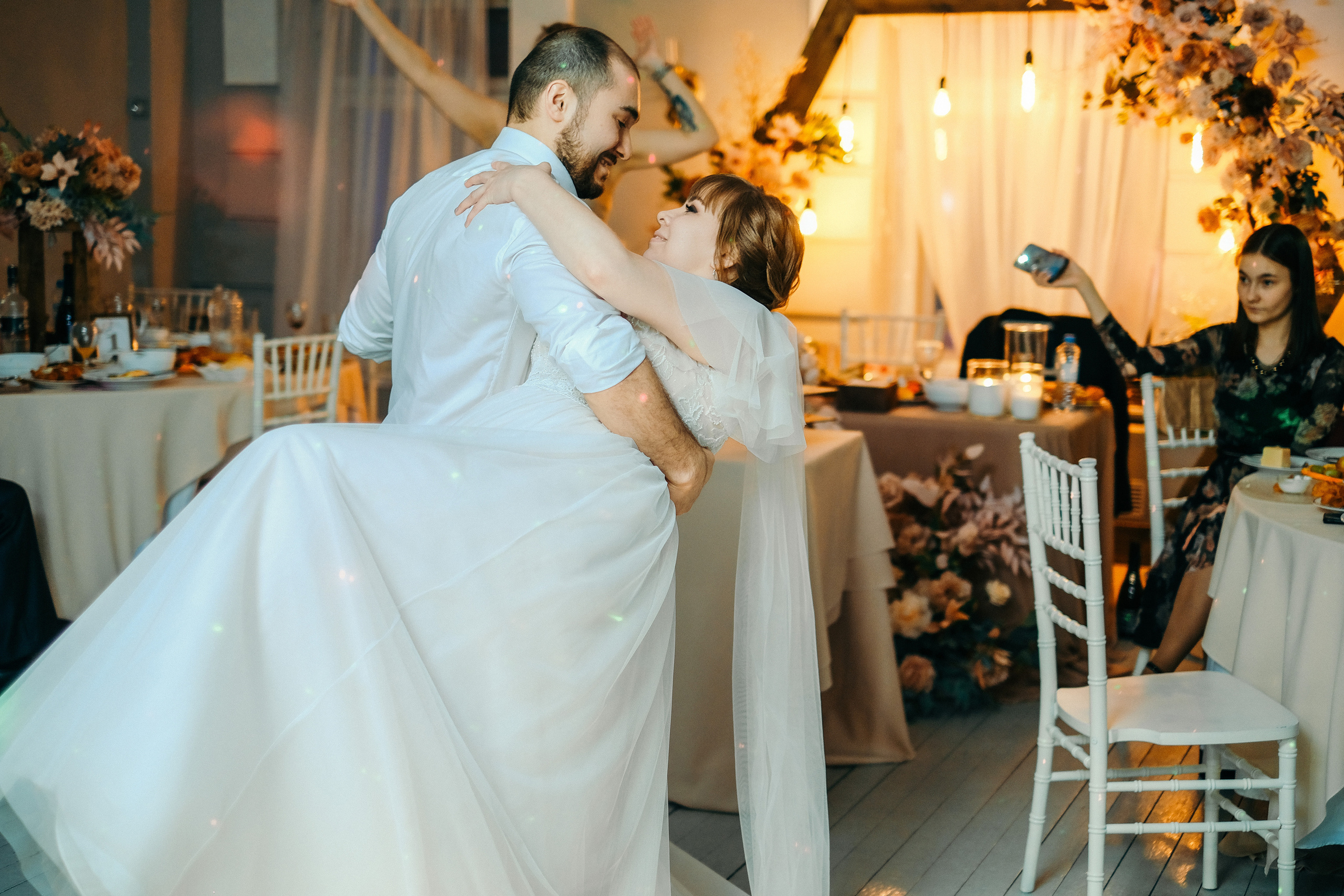 Свадебная фотосессия в банкетном зале Трескоед. Свадебный банкет. Оформление свадебного банкета. Молодая пара жених и невеста. Свадебные фотосессии. Wedding photosession