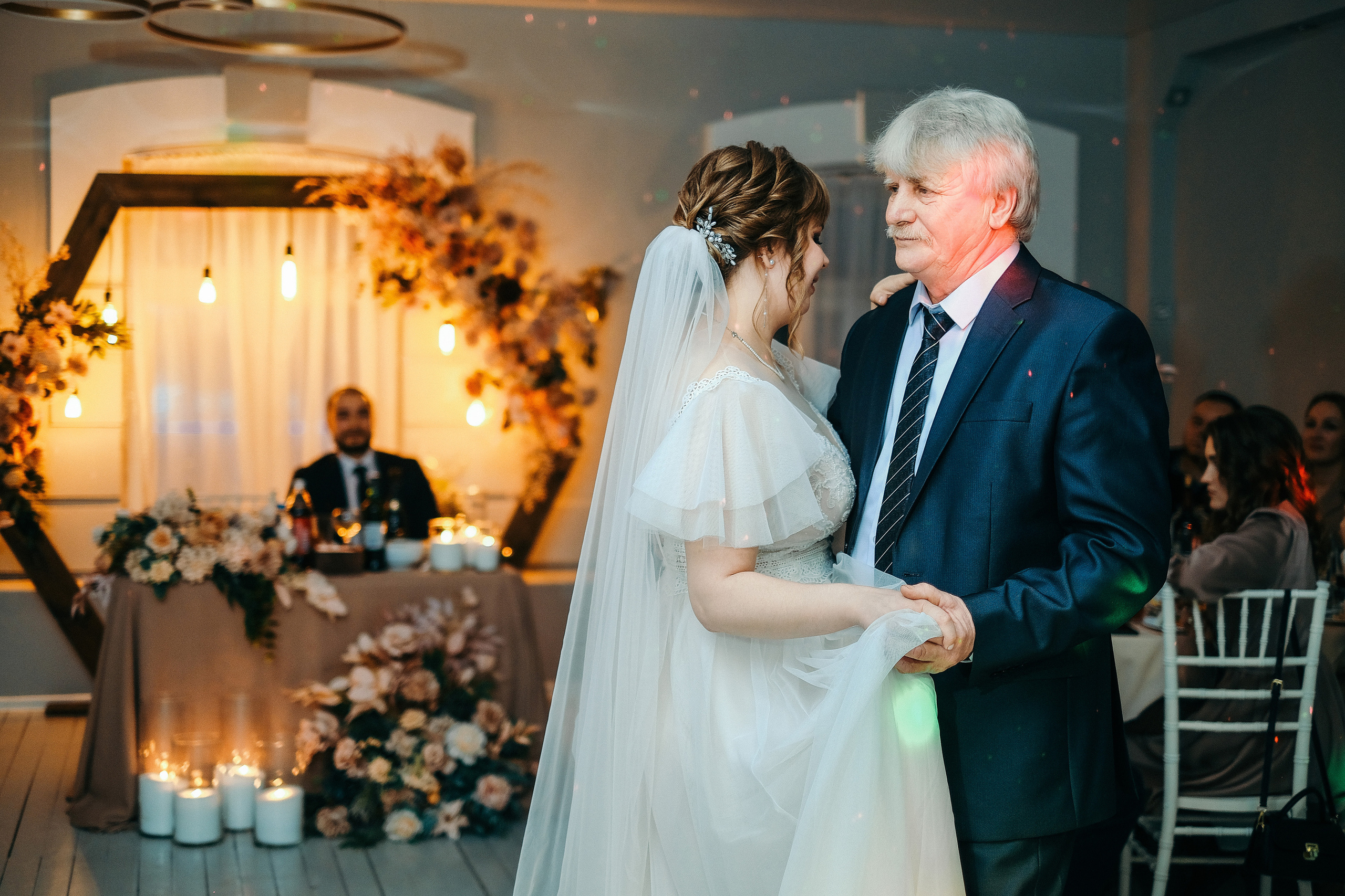 Свадебная фотосессия в банкетном зале Трескоед. Свадебный банкет. Оформление свадебного банкета. Молодая пара жених и невеста. Свадебные фотосессии. Wedding photosession