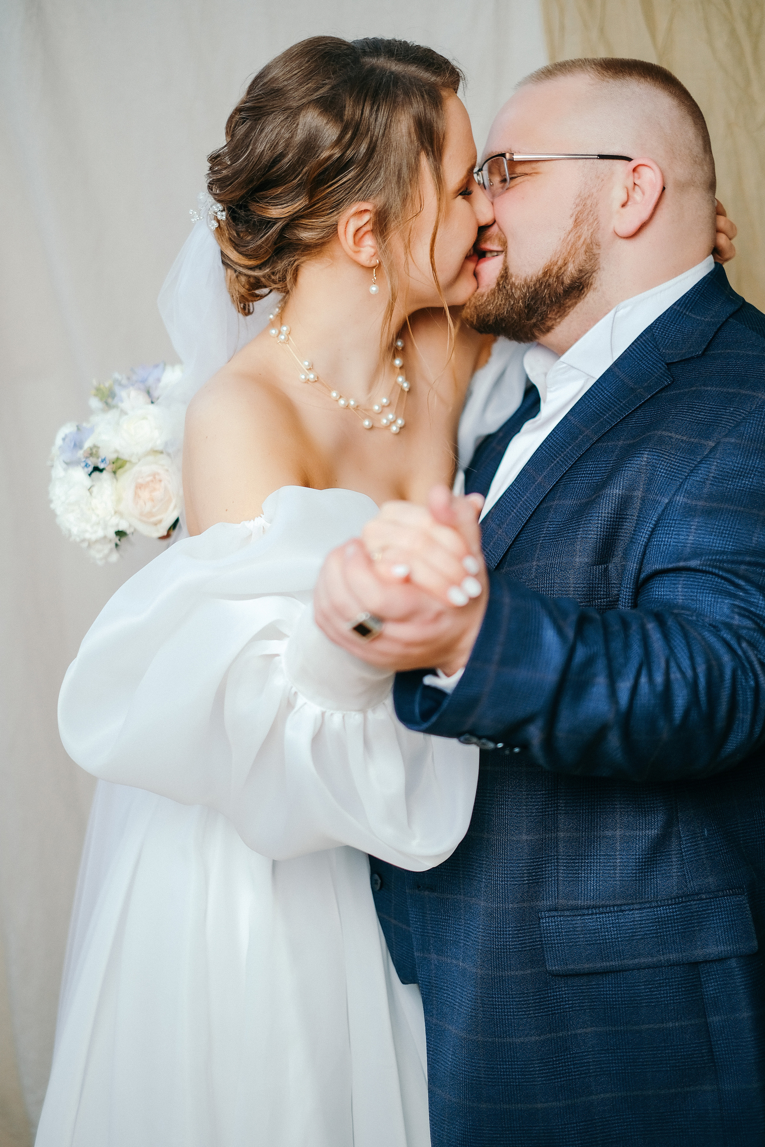 Свадебная фотосессия в фотостудии Location32. Идеи для  свадебных фотосессии. Молодожены Архангельска. Молодая пара жених и невеста. Свадебные фотосессии. Wedding photosession. Свадьба 2023