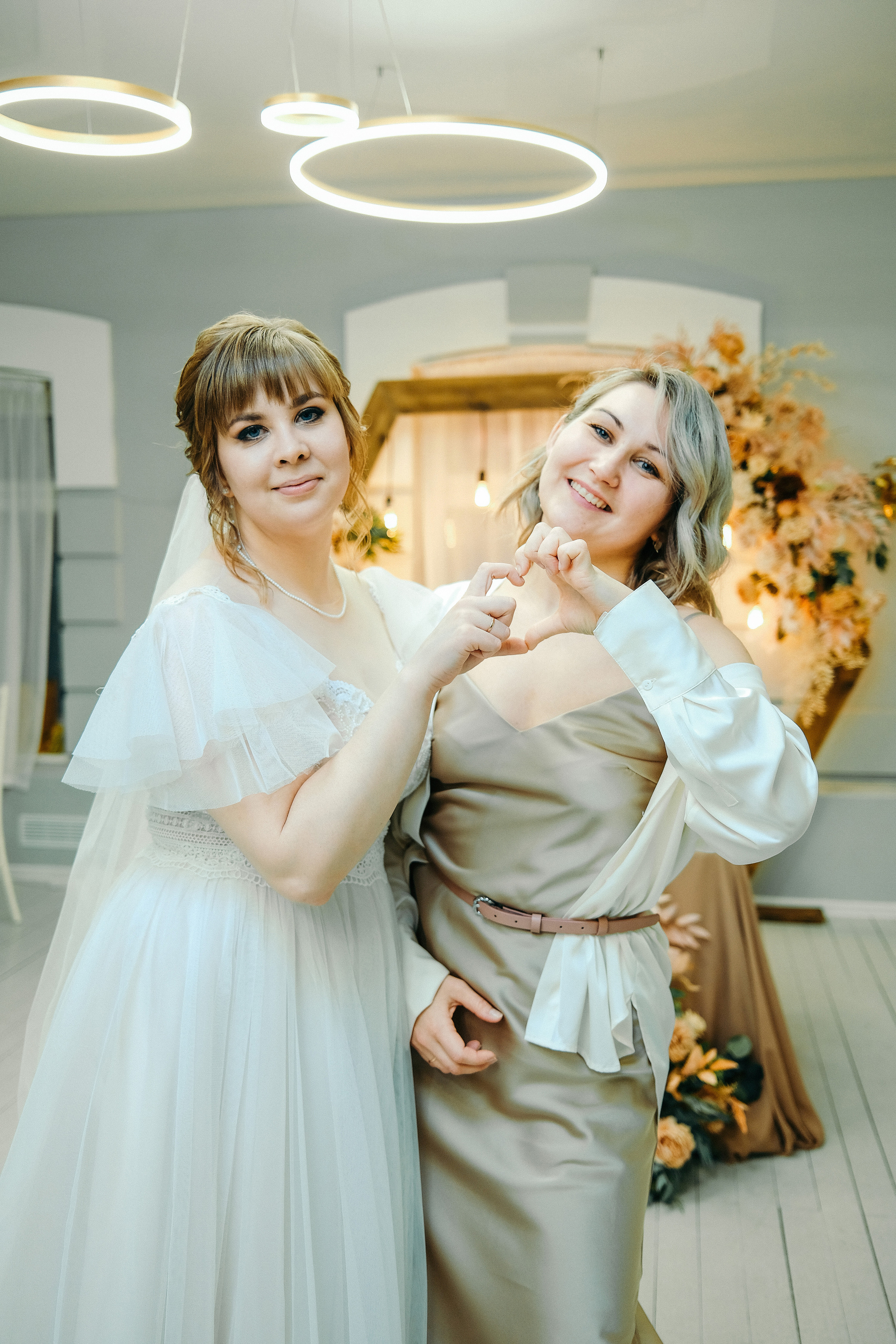 Свадебная фотосессия в банкетном зале Трескоед. Свадебный банкет. Оформление свадебного банкета. Молодая пара жених и невеста. Свадебные фотосессии. Wedding photosession