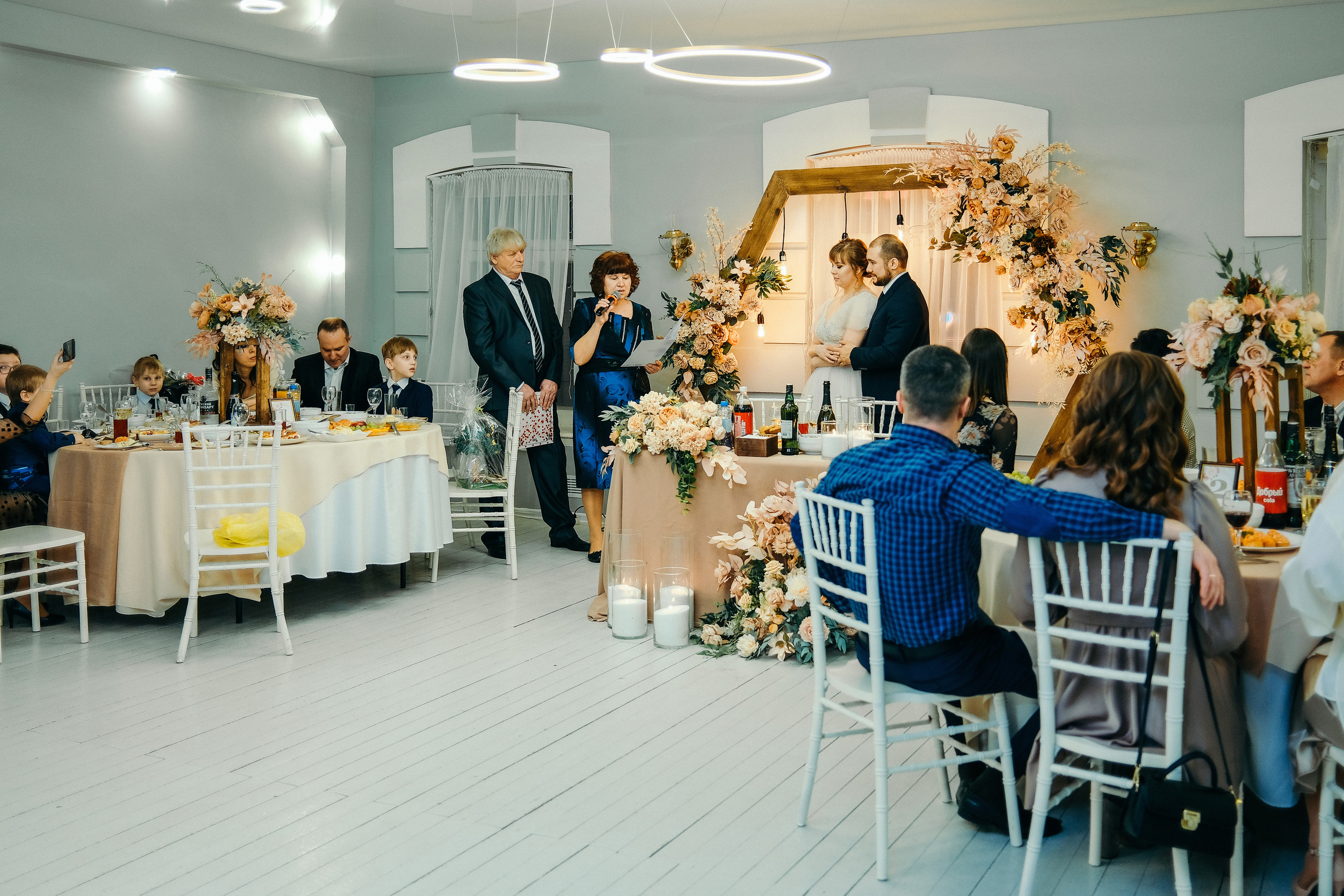 Свадебная фотосессия в банкетном зале Трескоед. Свадебный банкет. Оформление свадебного банкета. Молодая пара жених и невеста. Свадебные фотосессии. Wedding photosession