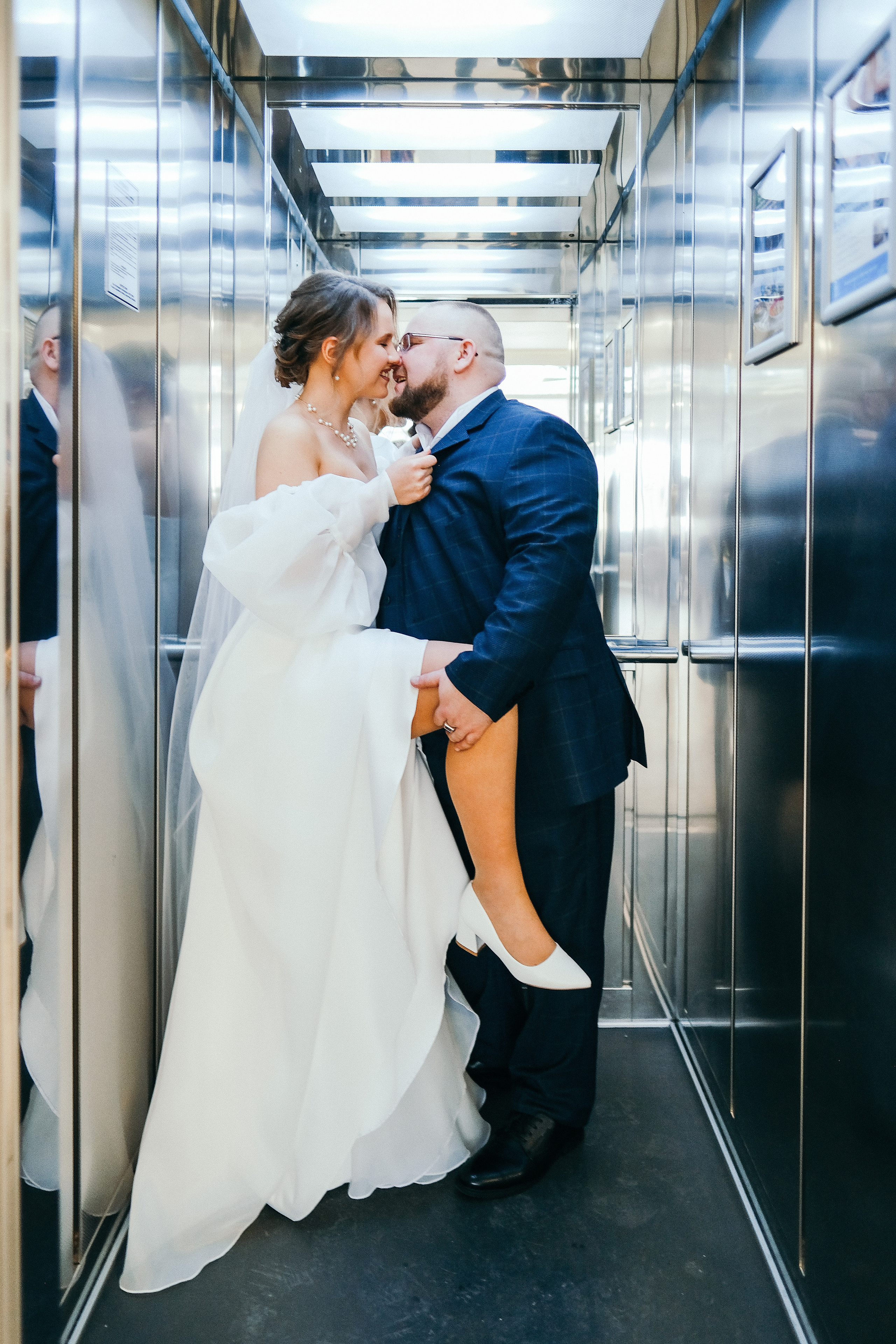 Свадебная фотосессия в лифте. Двина. Молодожены Архангельска. Молодая пара жених и невеста. Свадебные фотосессии. Wedding photosession. Свадьба 2023