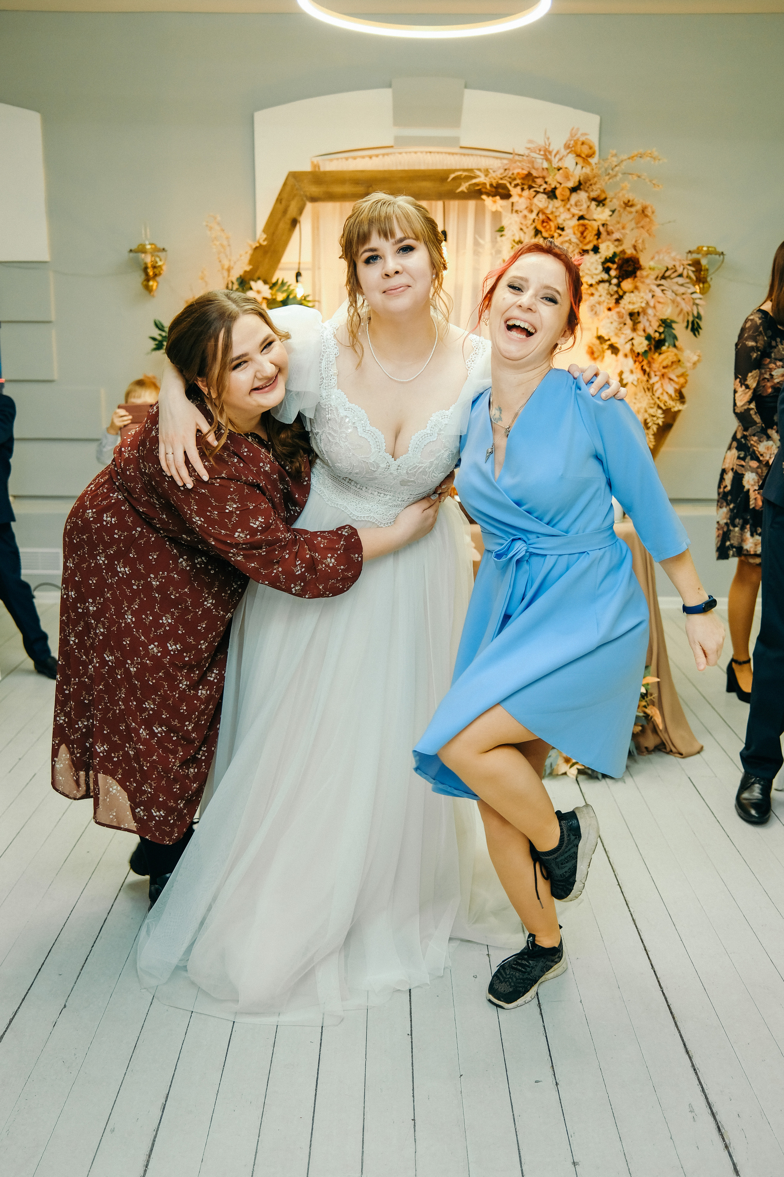 Свадебная фотосессия в банкетном зале Трескоед. Свадебный банкет. Оформление свадебного банкета. Молодая пара жених и невеста. Свадебные фотосессии. Wedding photosession