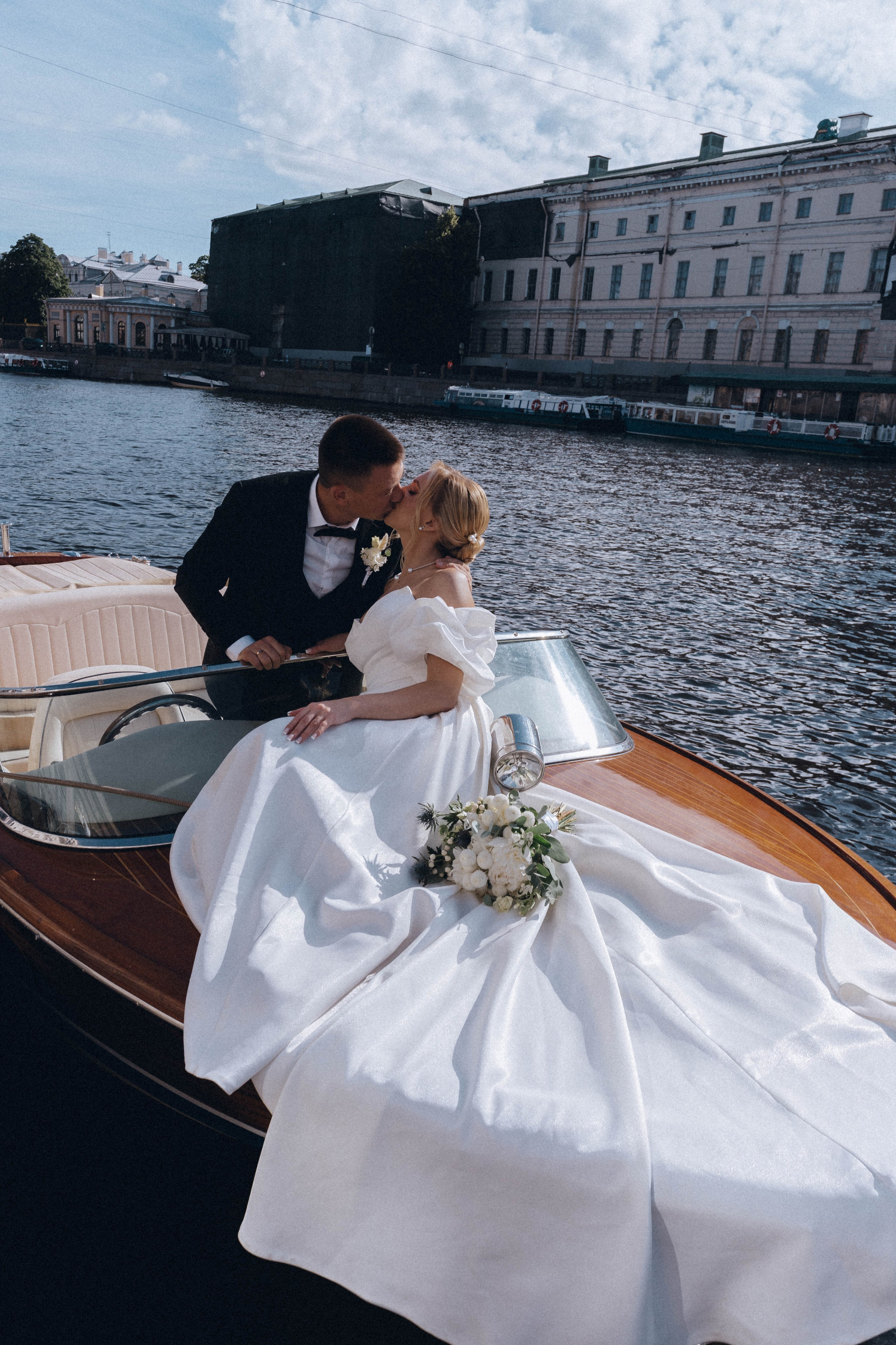 СВАДЕНБНАЯ СЬЕМКА НА КАТЕРЕ ПО КАНАЛАМ САНКТ-ПЕТЕРБУРГА И В АКВАТОРИИ НЕВЫ. Профессиональный фотограф, Санкт-Петербург — Виктория Богомолова