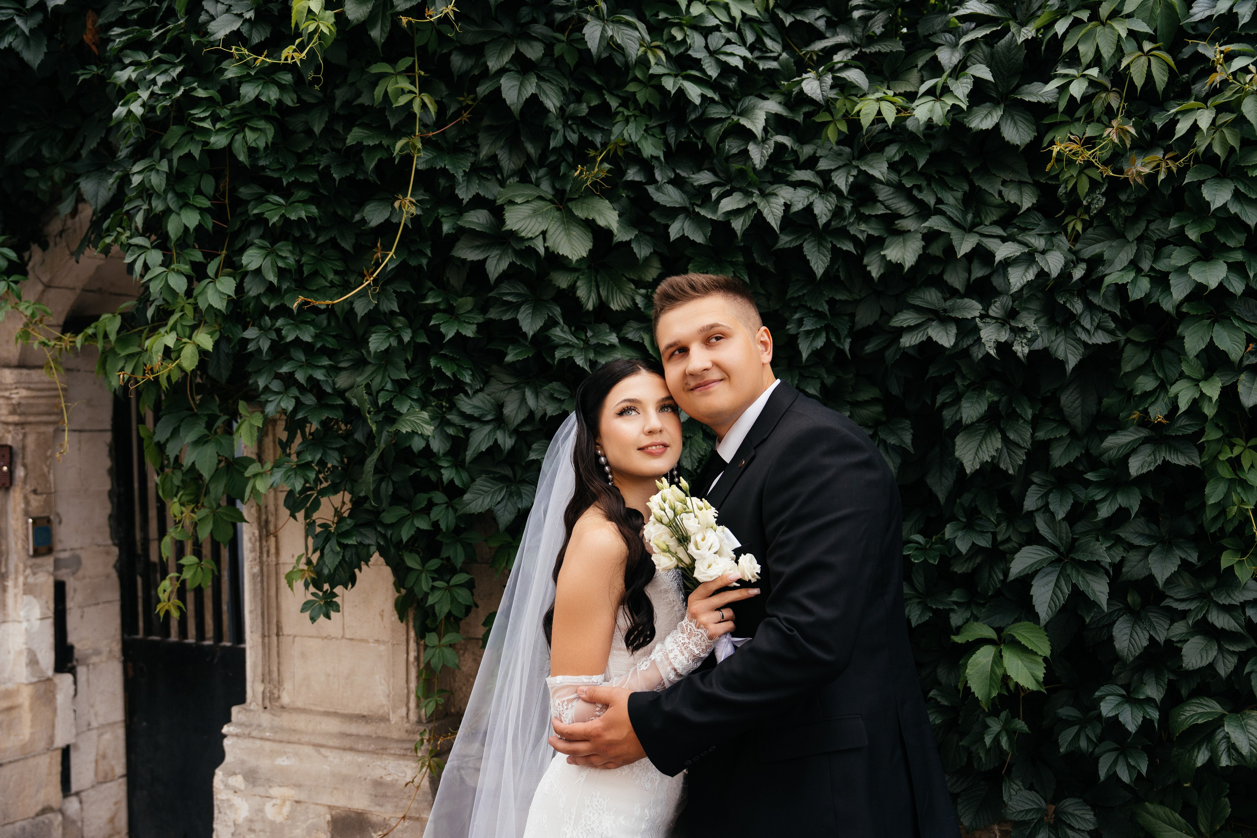 Свадебная фотосессия в Москве у высотки на Котельнической набережной. Свадебный фотограф в Москве Анна Полушина