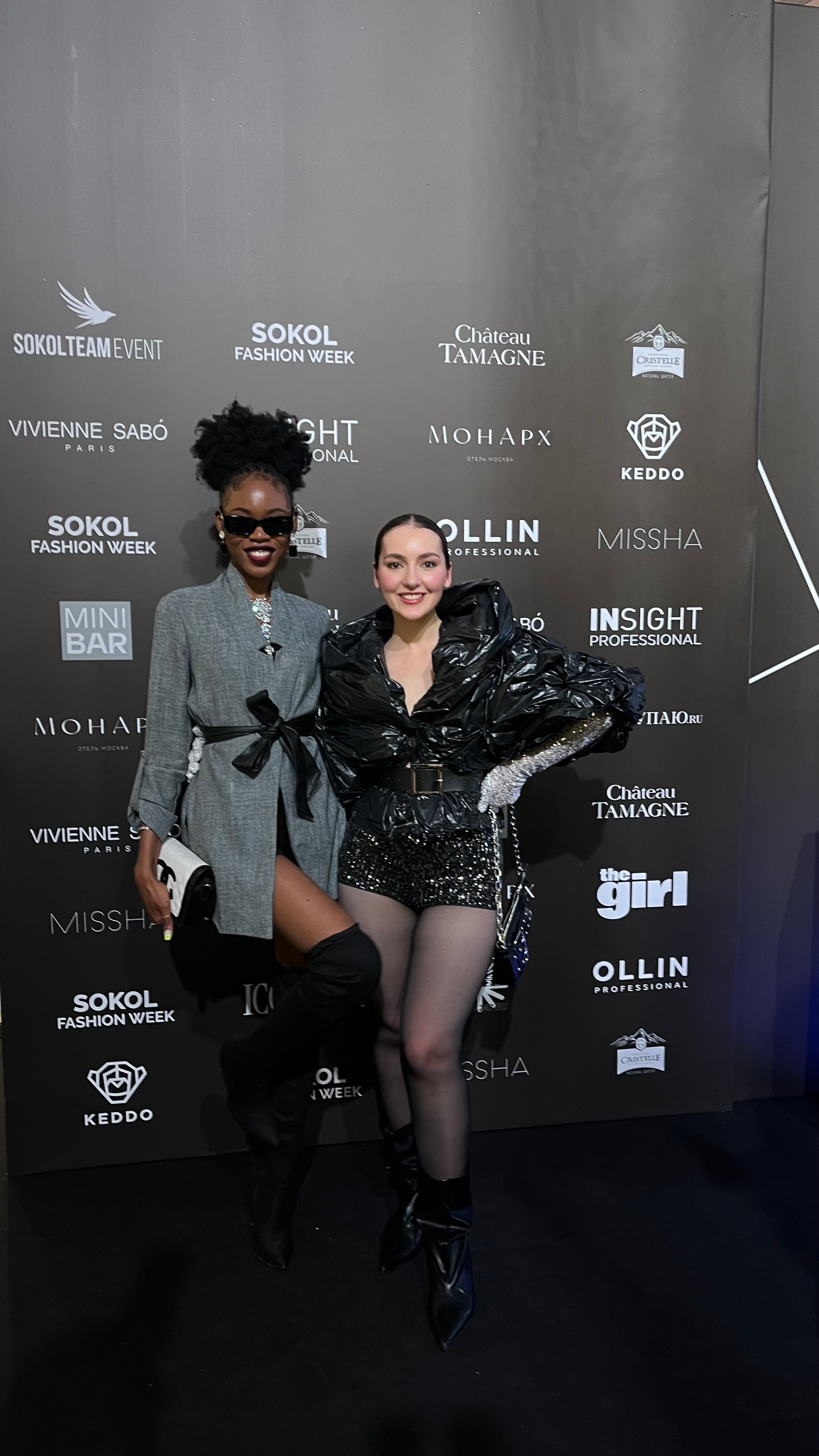 Образ из мусорных пакетов на неделе моды в Москве