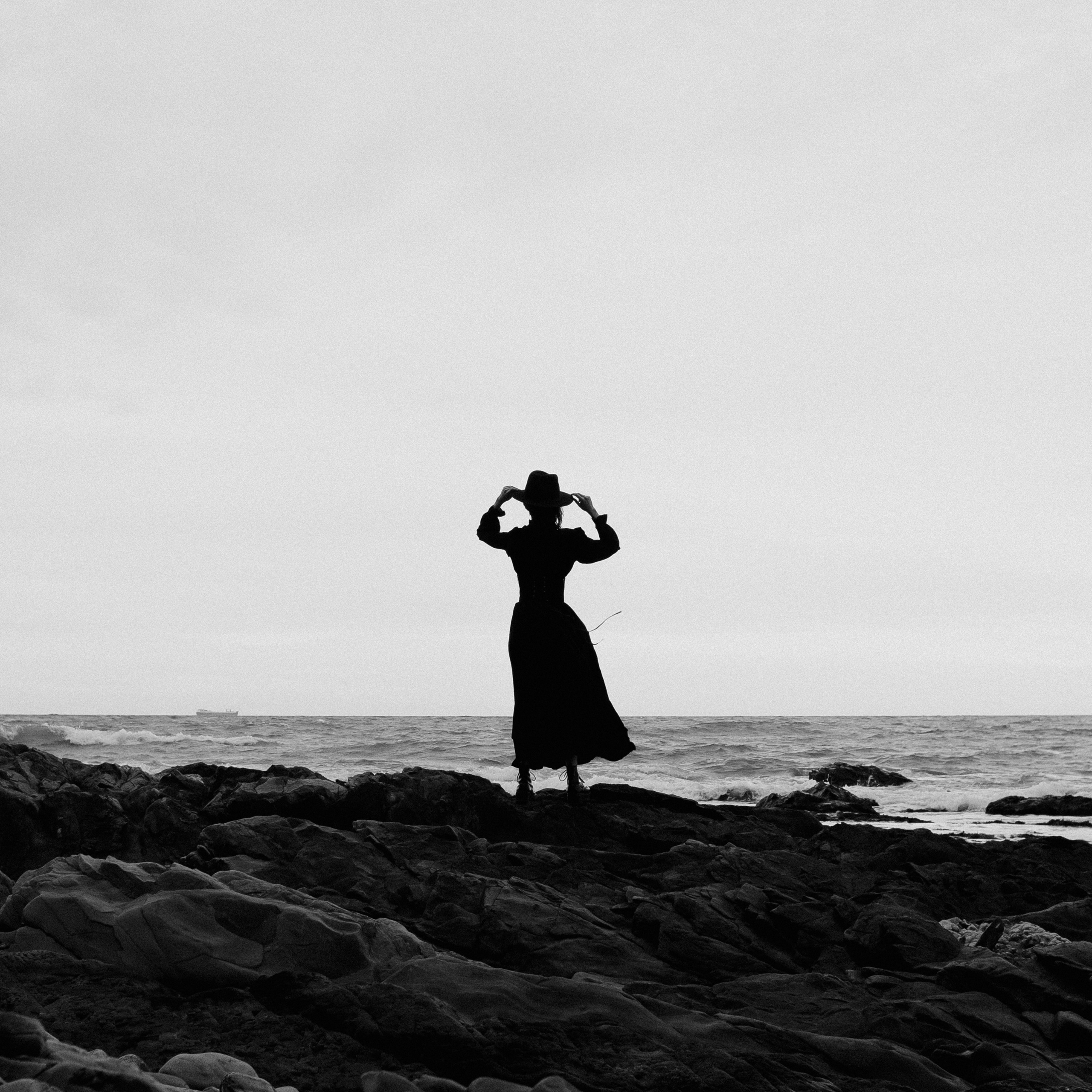 Съёмка у моря с оленьими рогами