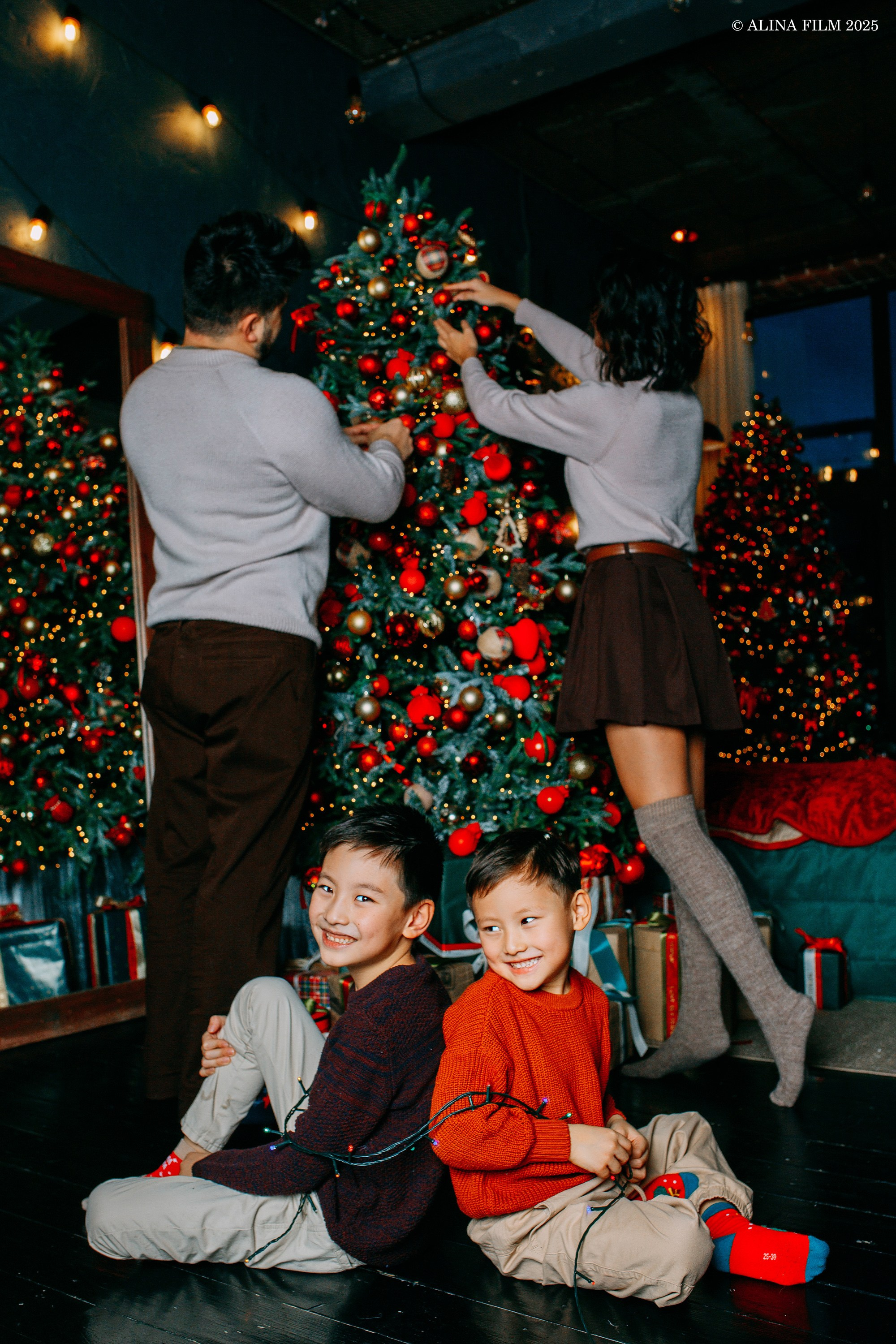 Новогодняя семейная фотосессия в темном зале. Фотограф в Санкт-Петербурге Alina Film