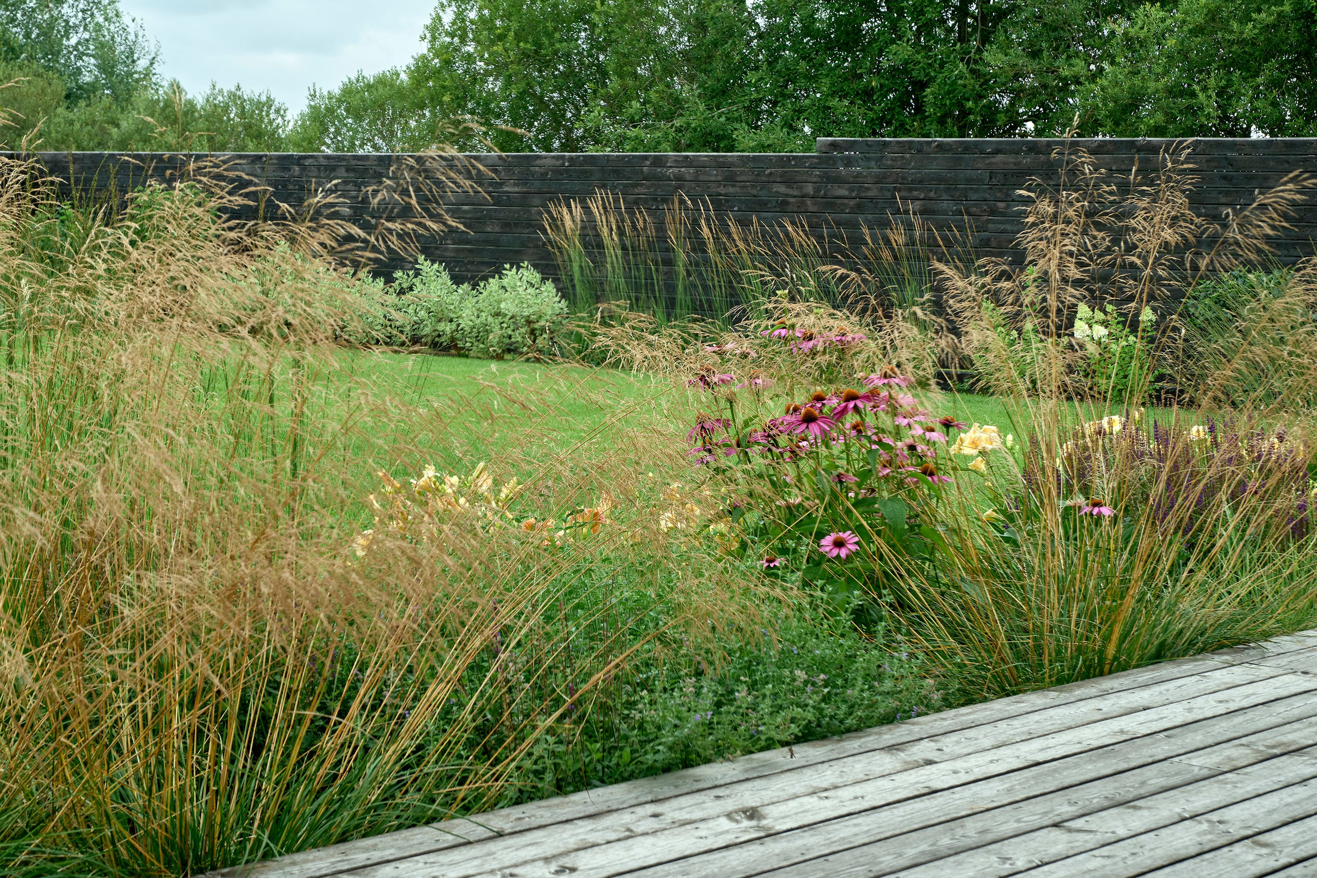 Ландшафтный и интерьерный фотограф Наталья Соловьева. Фотосъемка частного сада под Гатчиной для Таисьи Игошиной | interioto