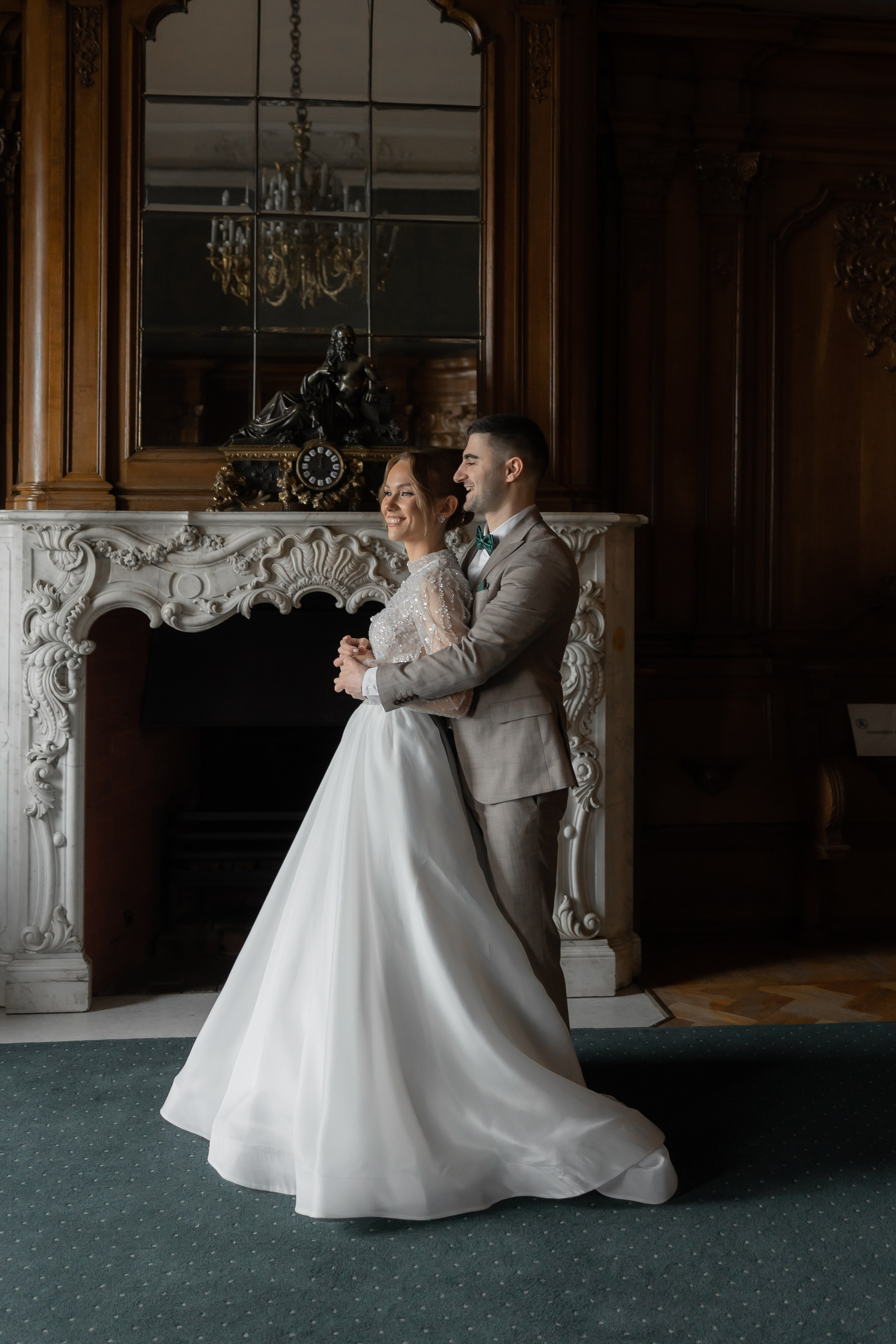 Жених обнимает невесту во Дворце Великого князя Владимира в Доме учёных