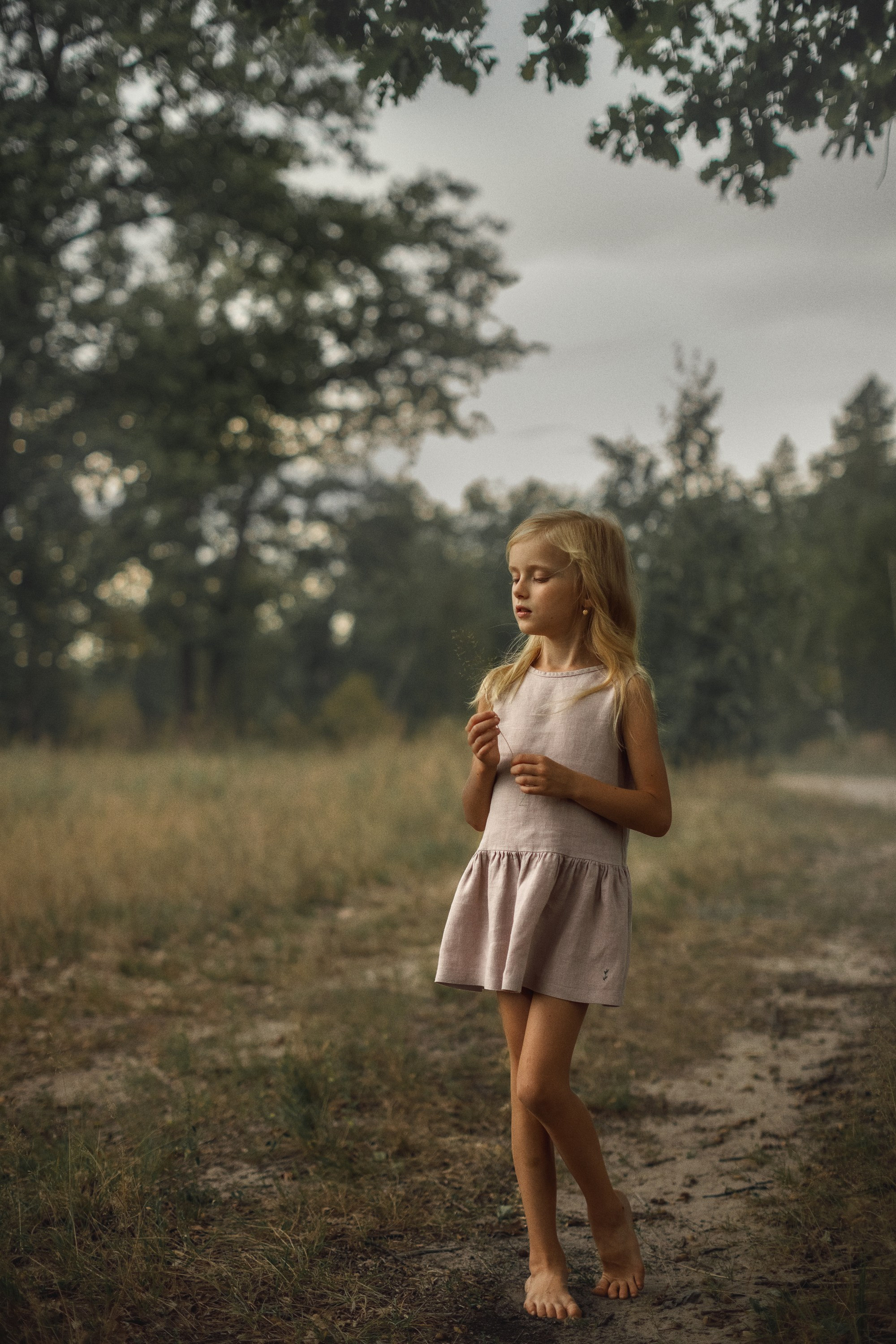 детский портрет, фото ребенка на природе, детская фотосессия, красивая детская фотография, мечтательная девочка