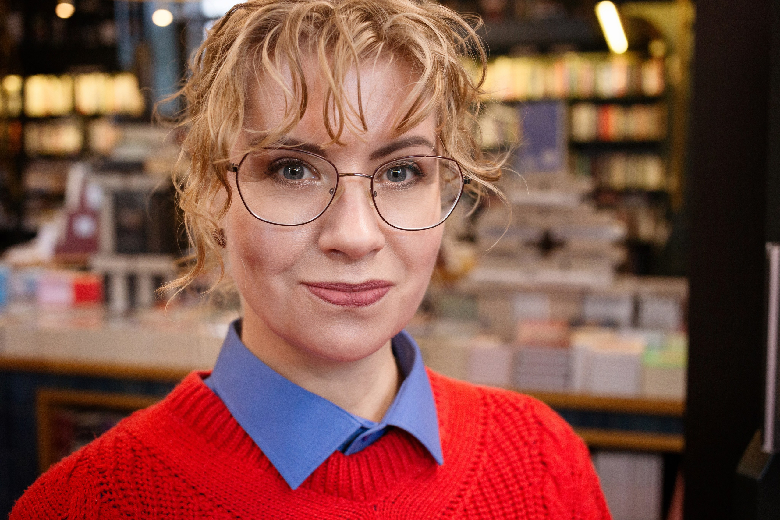 Фотосессия в СПб и книжном магазине Подписные издания. Портретные фотосессии, контент-съемки, репортаж