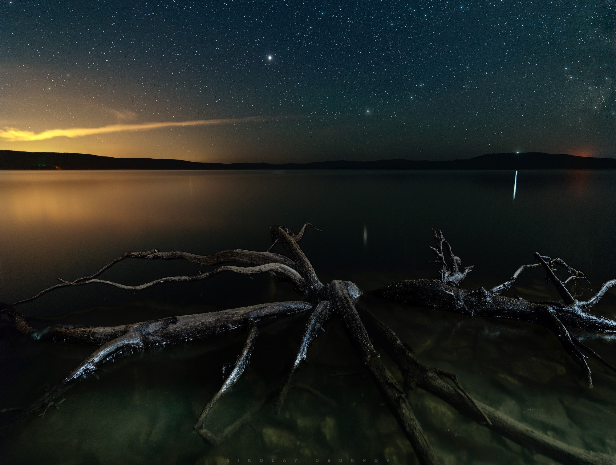 Ночные пейзажи звёзды вблизи Нижнего Тагила: тишина, коряга, вода и бездонное звёздное небо над Черноисточинским прудом.