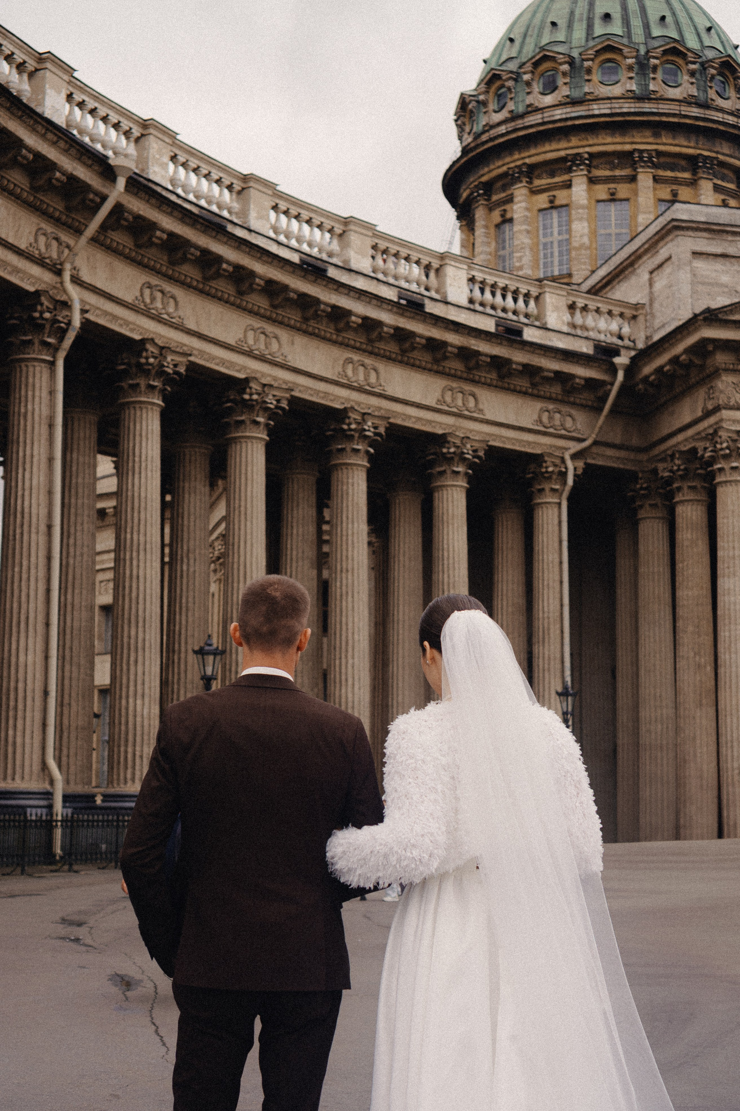 СВАДЕБНАЯ ПРОГУЛКА В САНТК-ПЕТЕРБУРГЕ (ИСАКИЕВСКИЙ СОБОР, ЗИМНЯЯ КАНАВКА, ЭРМИТАЖ И БОЛЬШАЯ МОРСКАЯ УЛИЦА). Профессиональный фотограф, Санкт-Петербург — Виктория Богомолова