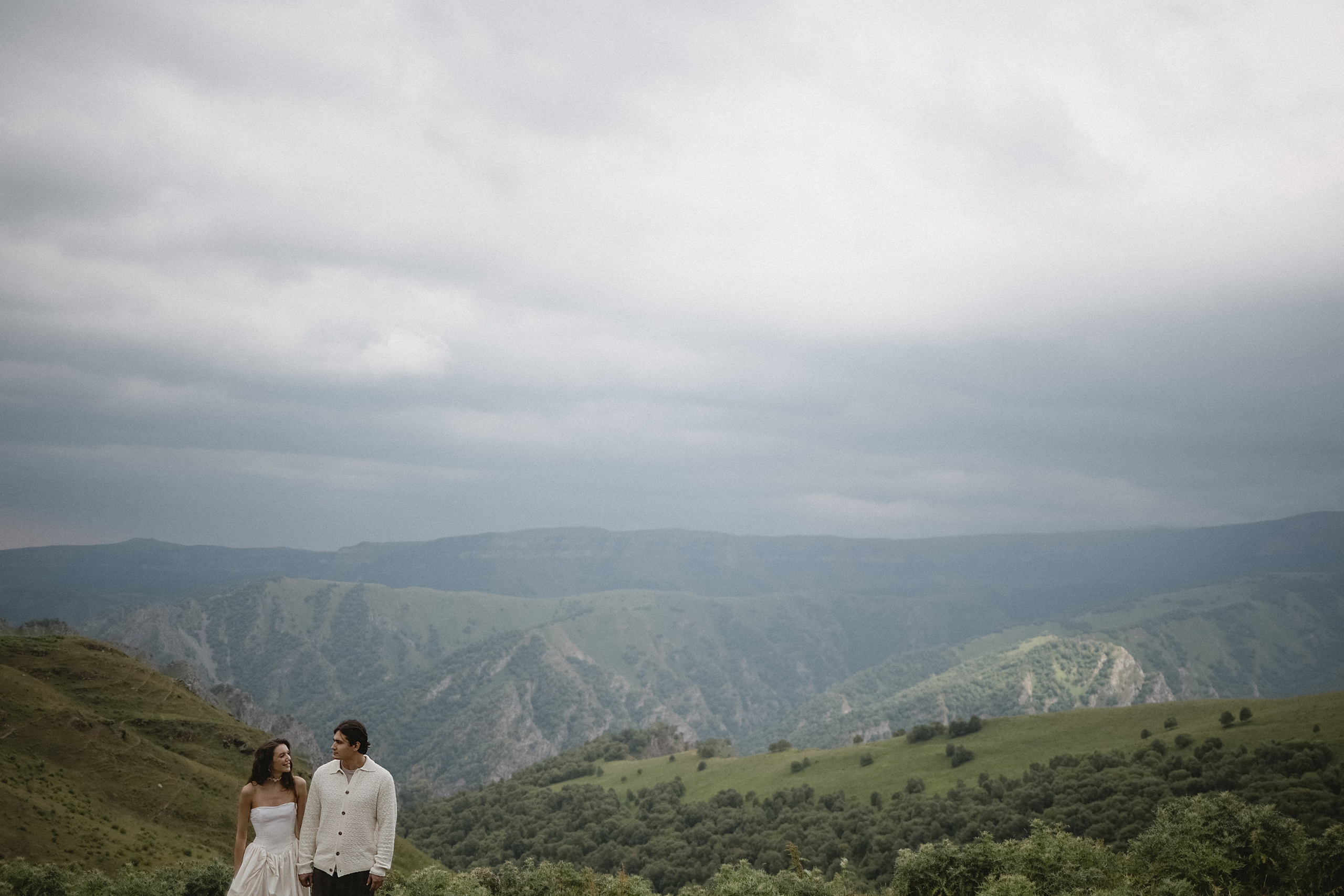 Утро невесты в глэмпинге свадебная фотосессия на Джилы-Су Приэльбрусье. Свадебный, репортажный и портретный фотограф Сочи, Краснодар. Александра Зайцева