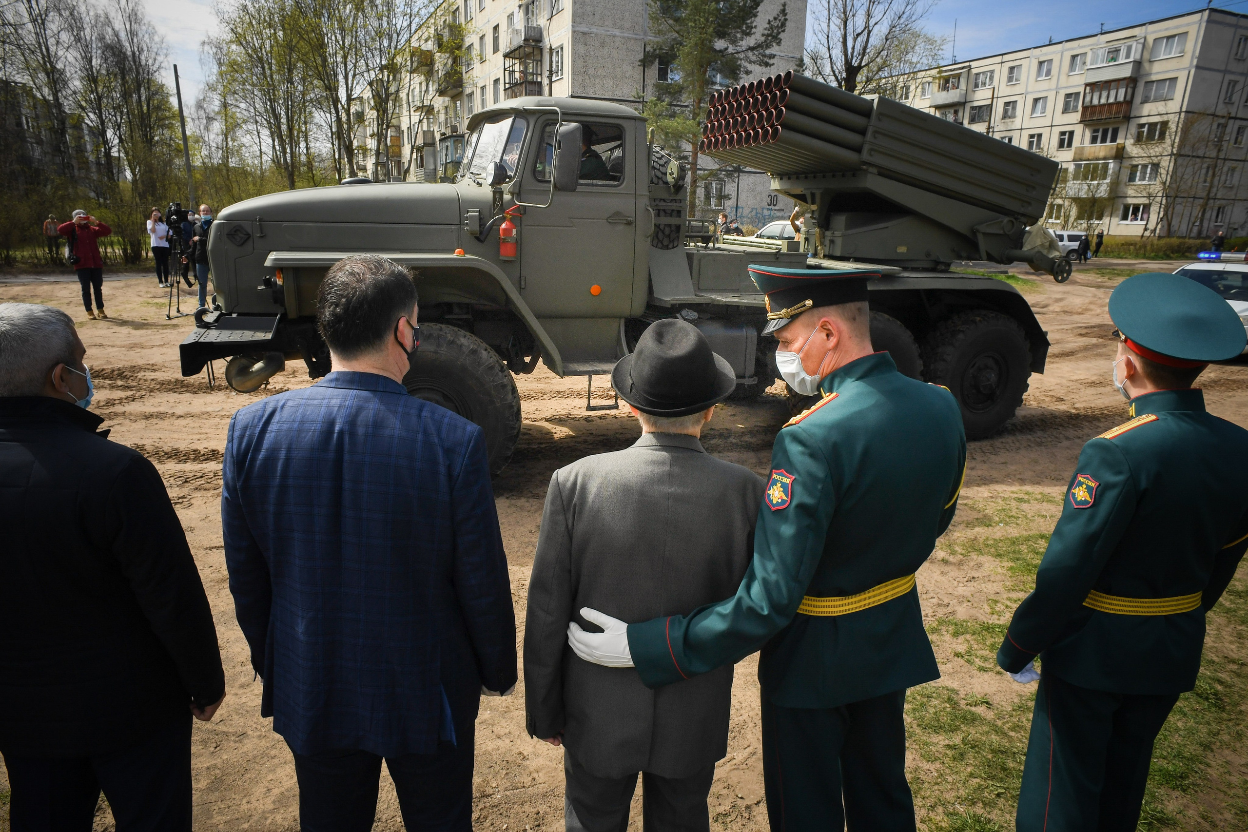 Парад победы для ветерана. Луга, Ленинградская область, 5 мая 2020 года.
