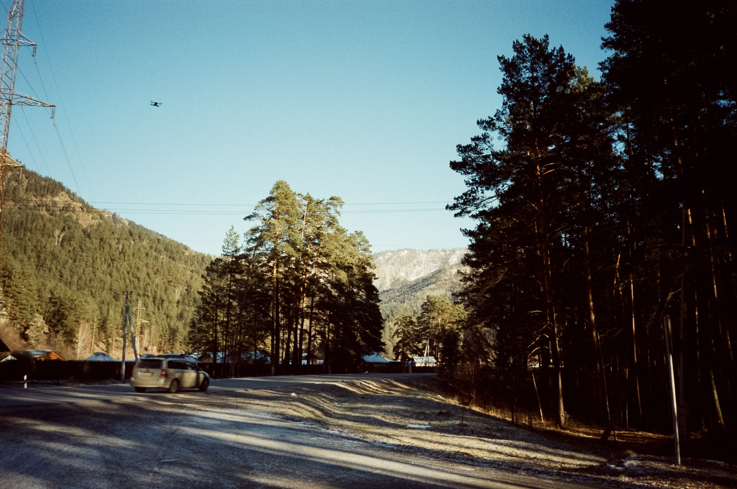 Утро в Манжероке и кафе-автобус Coffee Bus на Чемальском тракте. Фотограф-документалист Мария Осокина