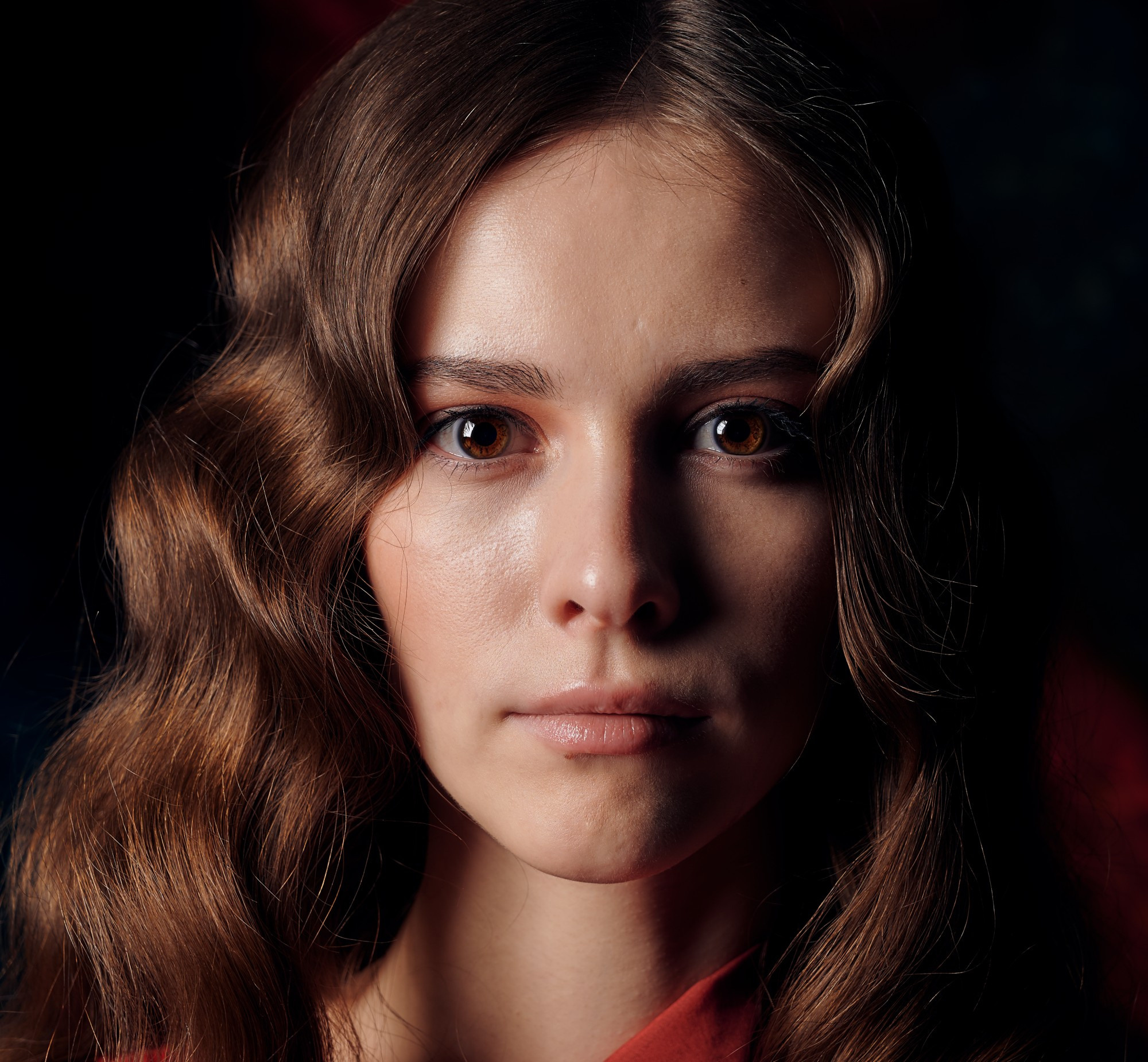 портрет девушки с тёмно-каштановыми волосами и карими глазами на тёмном фоне