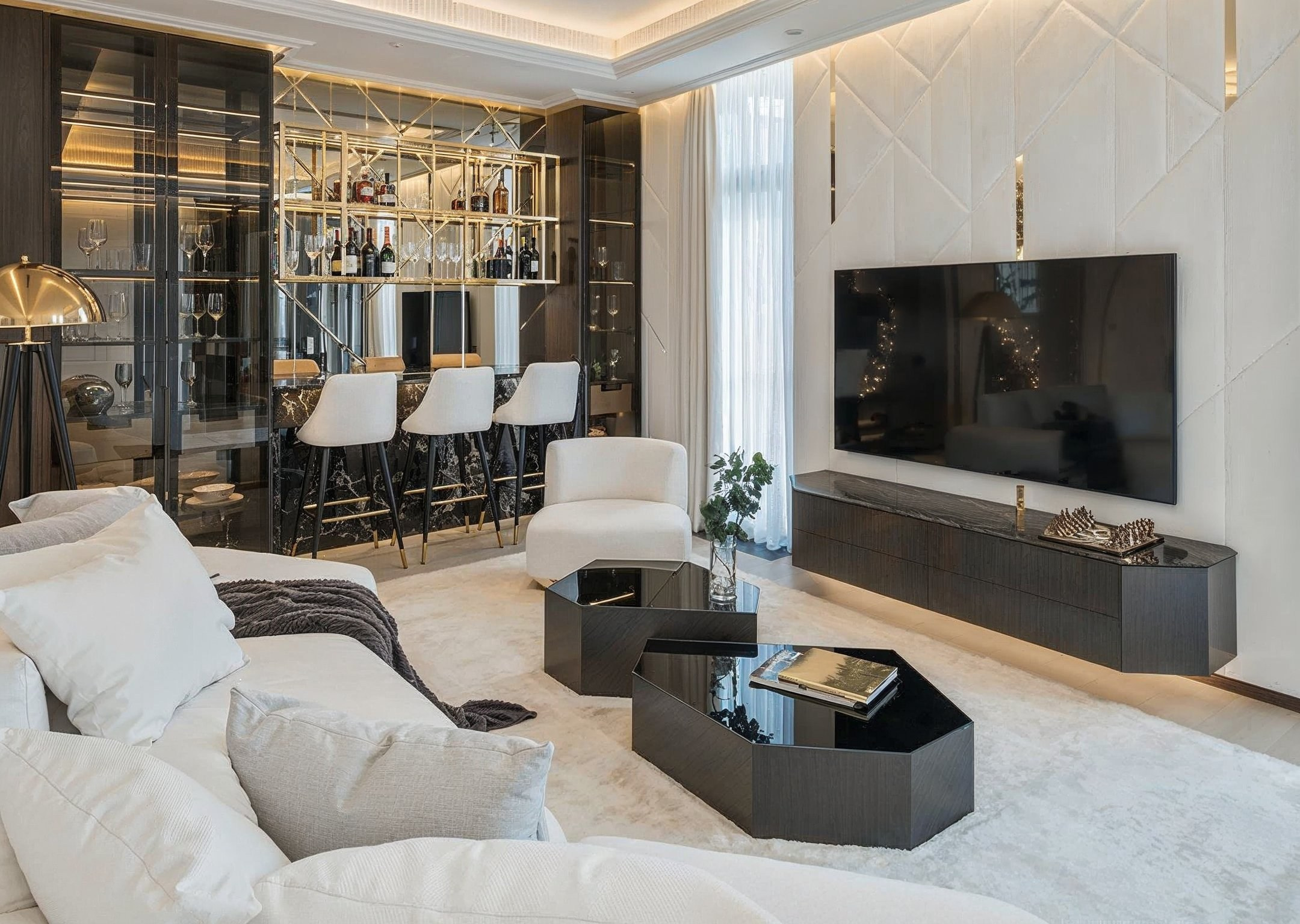 Гостиная с белым диваном, барной стойкой и мраморным декором — интерьер Валерии Котович
