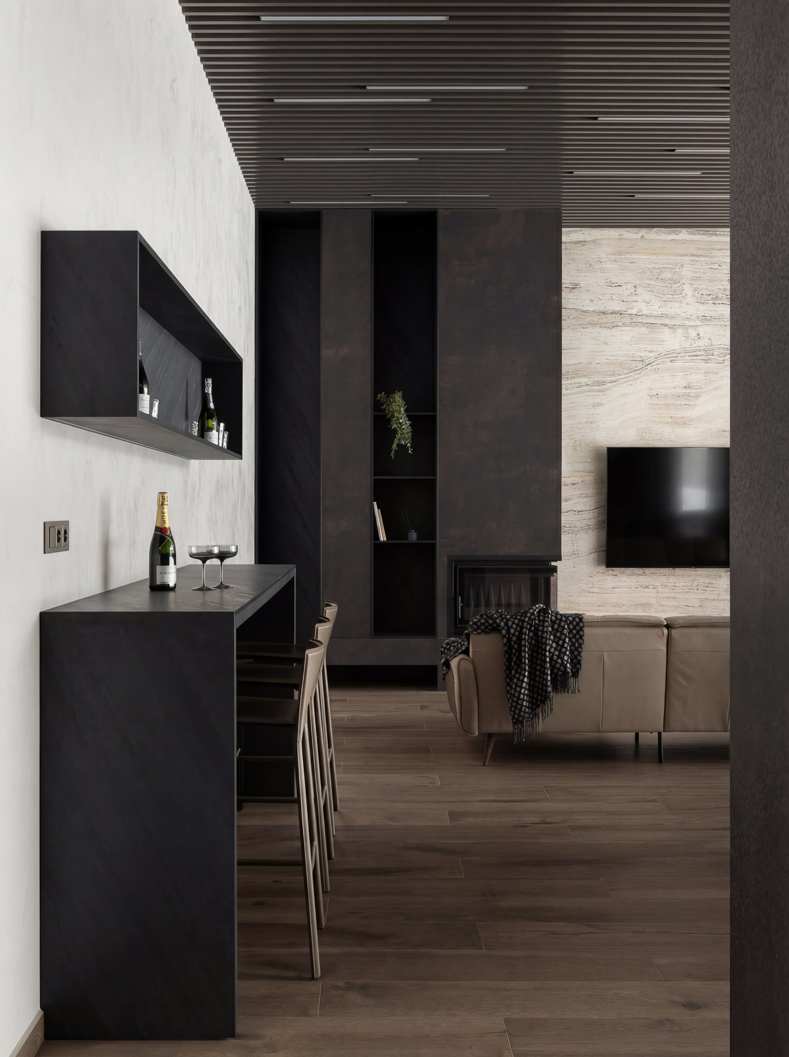 Дизайн барной зоны и гостиной от Валерии Котович: черная минималистичная стойка, встроенные темные шкафы, реечный потолок и ТВ-зона с отделкой из натурального камня в интерьере дома у воды.