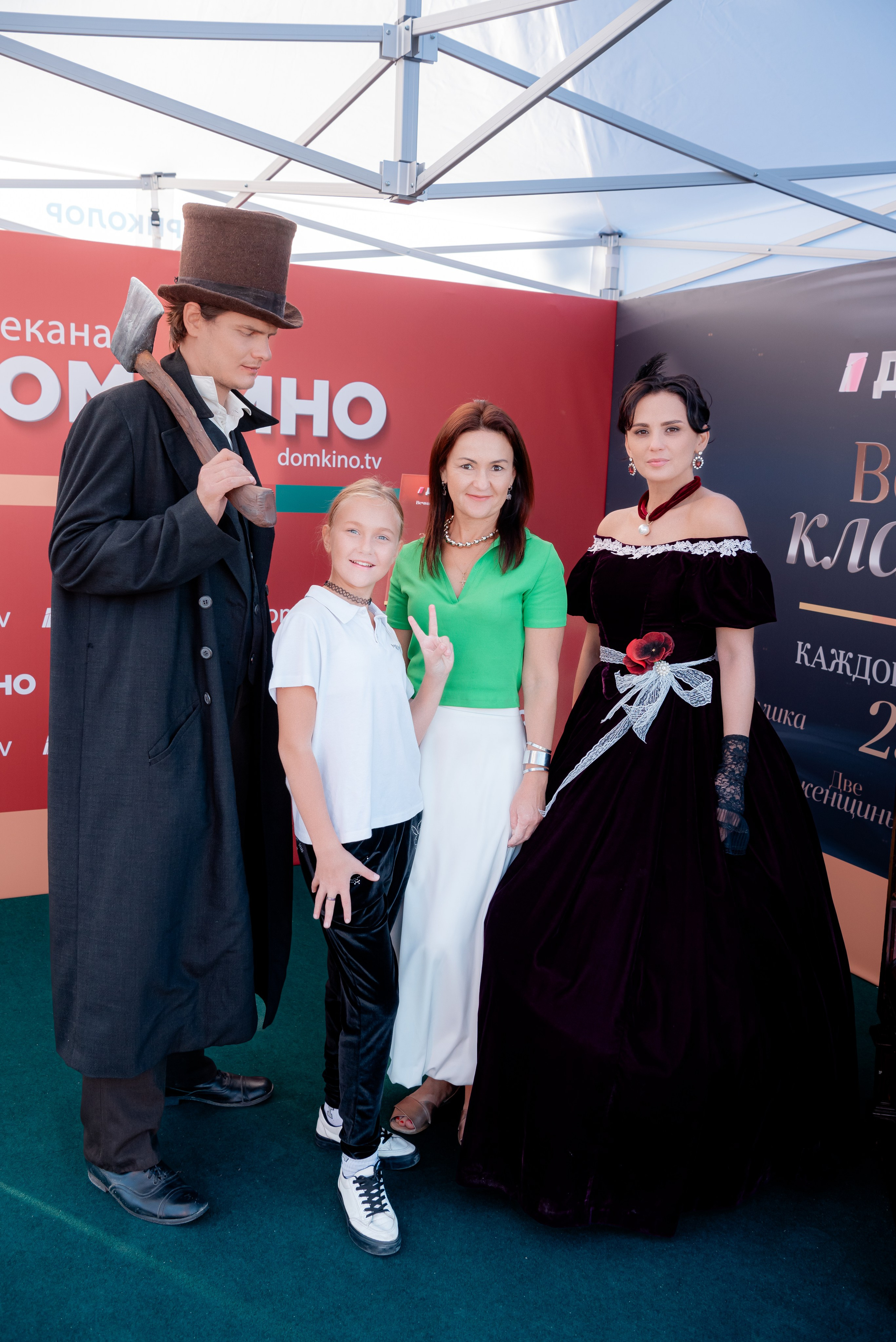 Портретные фото с артистами в палатке Триколор Дом Кинов на день города Волгоград. Фотограф в Волгограде и Волжском Александр Горбань