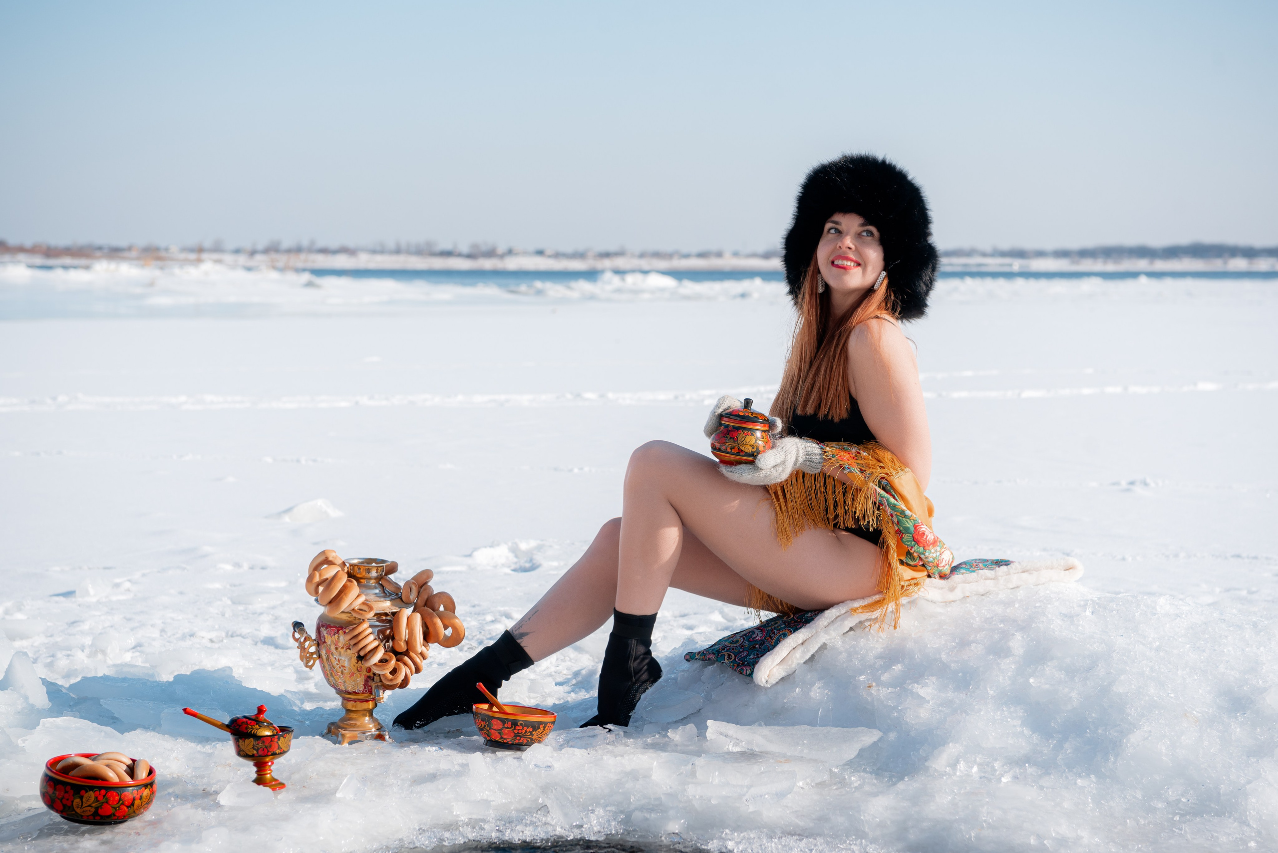 Моржи на Волге. Девушки в купальниках на снегу. Волгоград. Фотограф в Волгограде и Волжском Александр Горбань