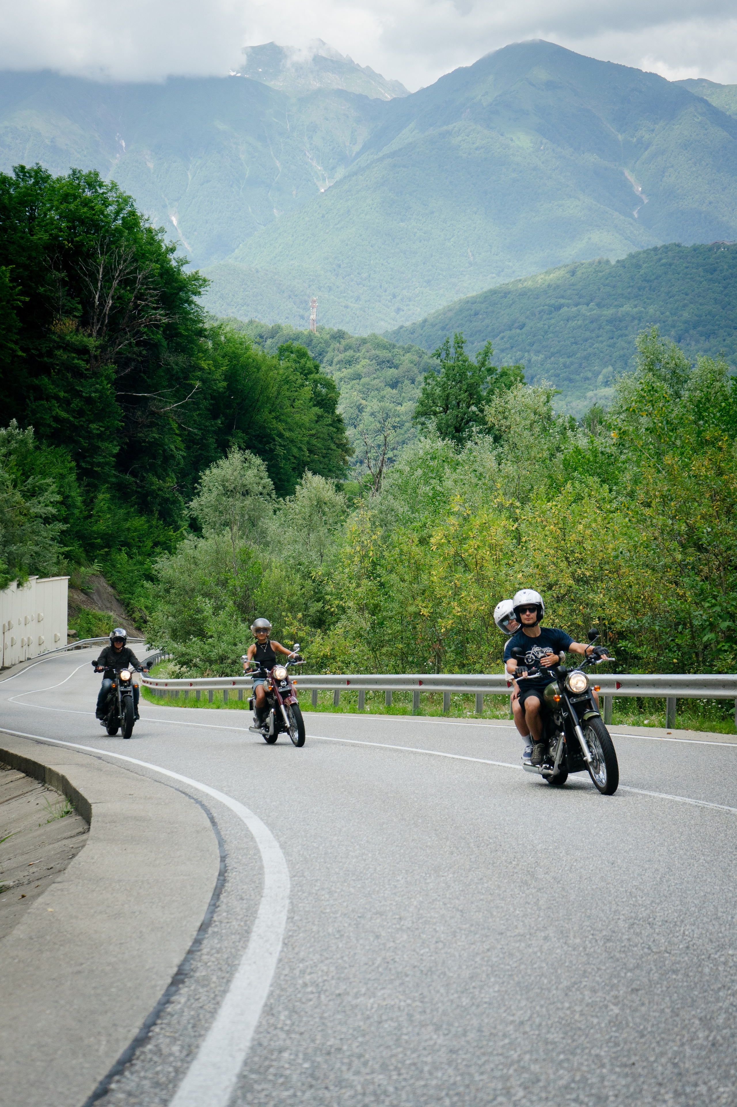 мотоциклисты на горном серпантине в Сочи