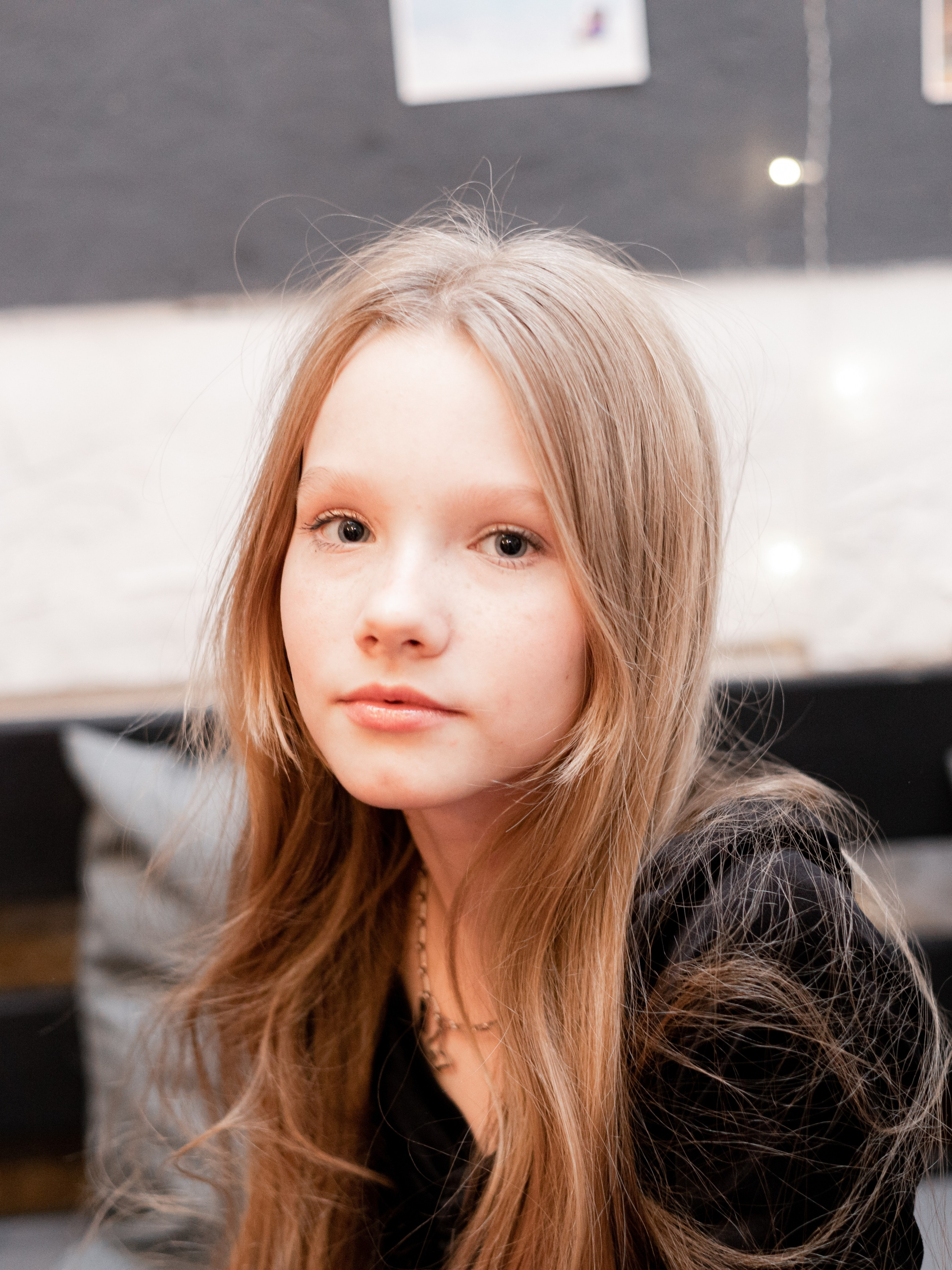 На фотографии показан натуральный макияж лица, подходящий подросткам. 