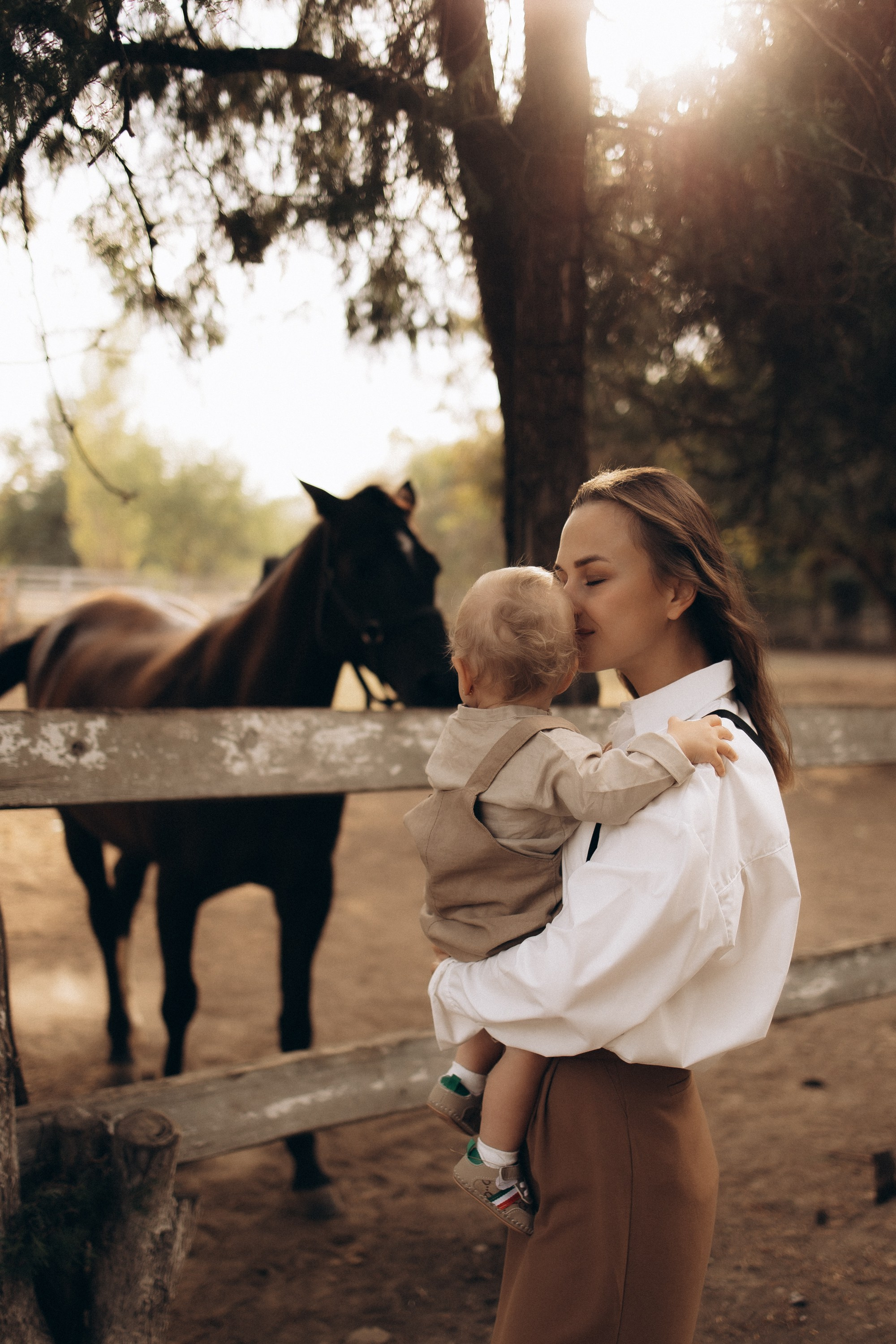 Мама с дочкой. Конюшня. Семейный фотограф в Краснодаре Храмова Анна