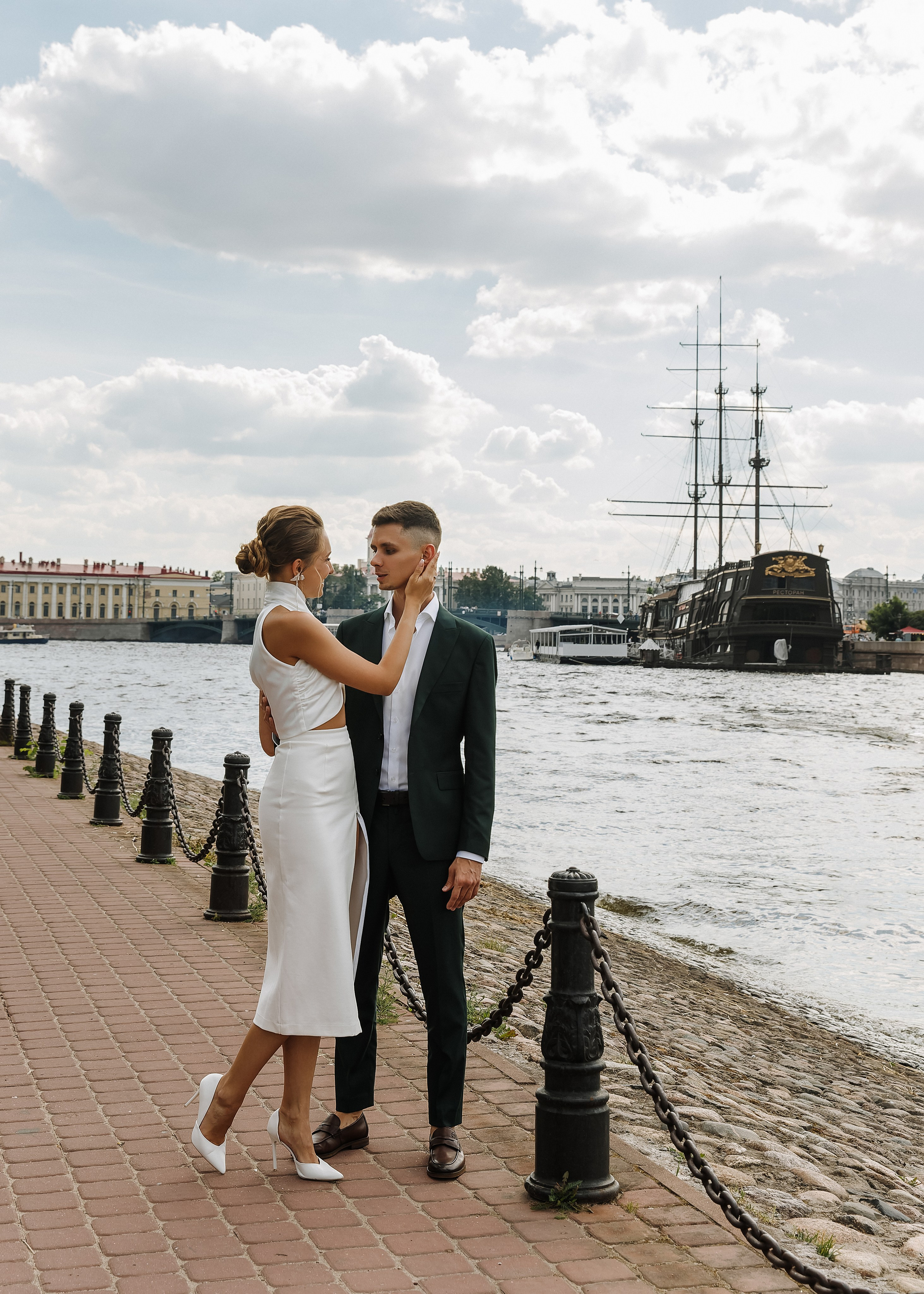 Оля и Андрей — свадебная фотосессия на катере. Свадебный и портретный фотограф в Санкт-Петербурге Анна Демьянова